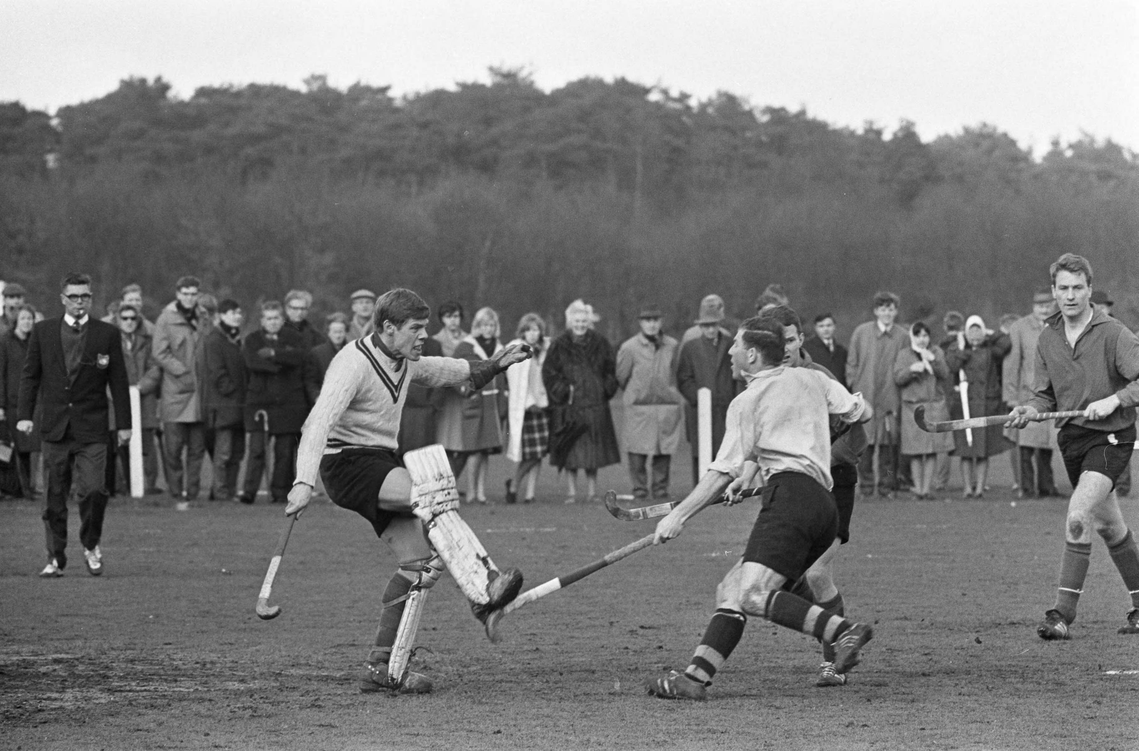 Fotocollectie Anefo — Hockey Laren tegen SCHC 1-1, spelmomenten — Foto: Kroon, Ron / Anefo. Licentie: Set B: Rechtenvrij / Publiek Domein. Bron: Nationaal Archief. http://hdl.handle.net/10648/aadfda1a-d0b4-102d-bcf8-003048976d84