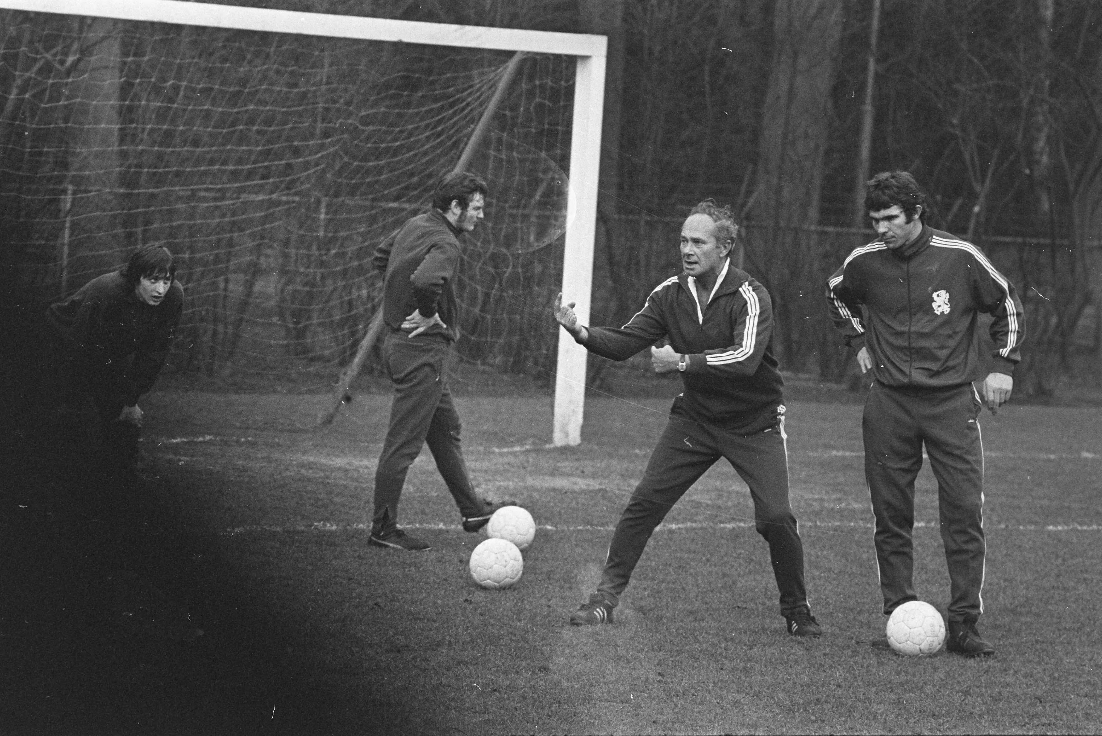 Fotocollectie Anefo — Nederlands elftal traint voor wedstrijd tegen Luxemburg, in Zeist; trainer Fadrhonc geeft aanwijzingen, rechts Van Hanegem — Foto: Verhoeff, Bert / Anefo. Licentie: Set B: Rechtenvrij / Publiek Domein. Bron: Nationaal Archief. http://hdl.handle.net/10648/abb4a128-d0b4-102d-bcf8-003048976d84