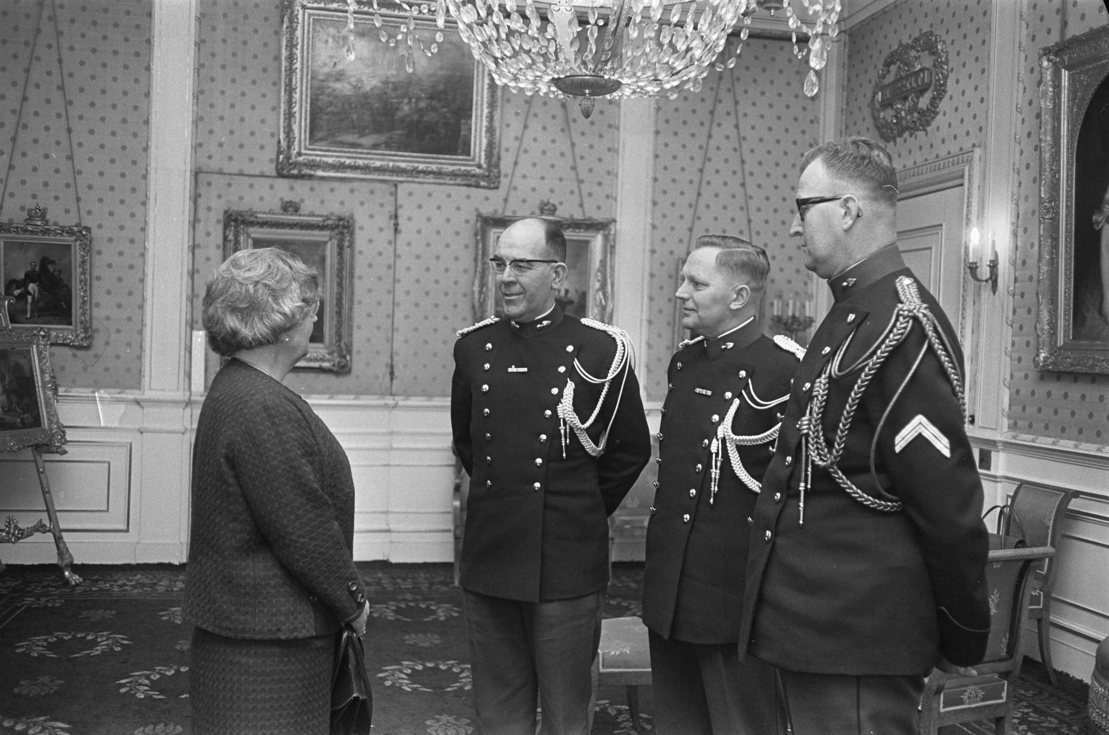 Fotocollectie Anefo — Zestig jaar onderofficiersvereniging Marechaussee, koningin Juliana met enkele Marechaussees op Soestdijk — Foto: Koch, Eric / Anefo. Licentie: Set B: Rechtenvrij / Publiek Domein. Bron: Nationaal Archief. http://hdl.handle.net/10648/ab1522a6-d0b4-102d-bcf8-003048976d84