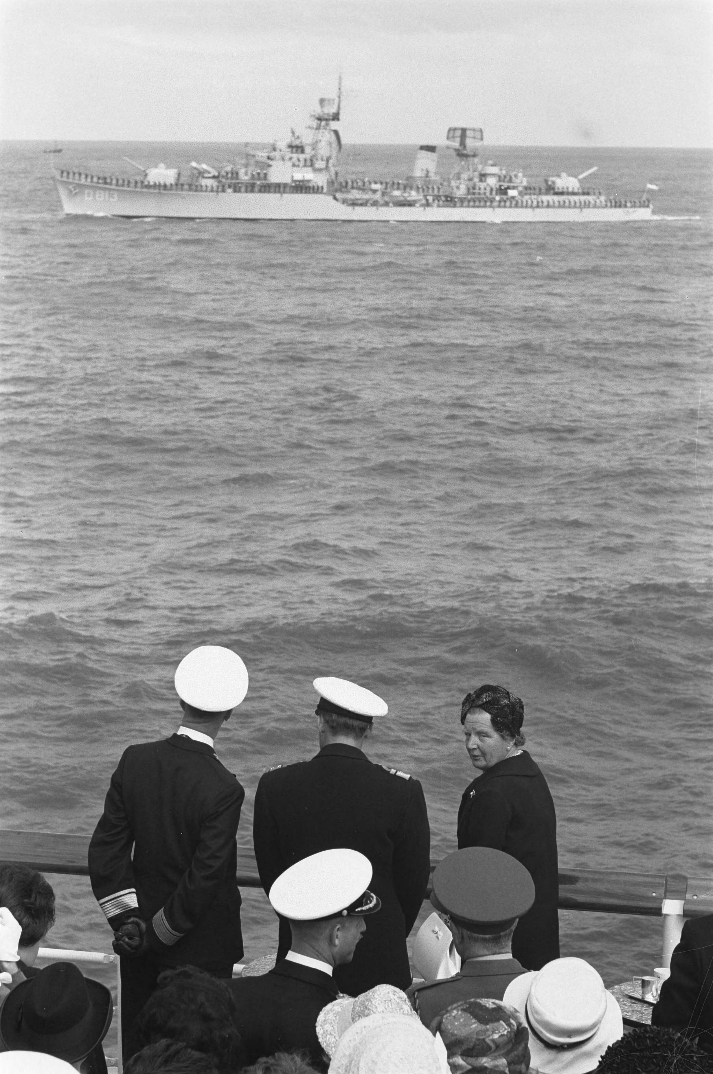 Fotocollectie Anefo — Vlootschouw bij de Scheveningse Pier. Koningin Juliana, prins Bernhard en vice-admiraal L. Brouwer op de rug gezien. Voorbijvaren van Hr. Ms. onderzeebootjager "Groningen" (D813) — Foto: Pot, Harry / Anefo. Licentie: Set B: Rechtenvrij / Publiek Domein. Bron: Nationaal Archief. http://hdl.handle.net/10648/a9dba018-d0b4-102d-bcf8-003048976d84