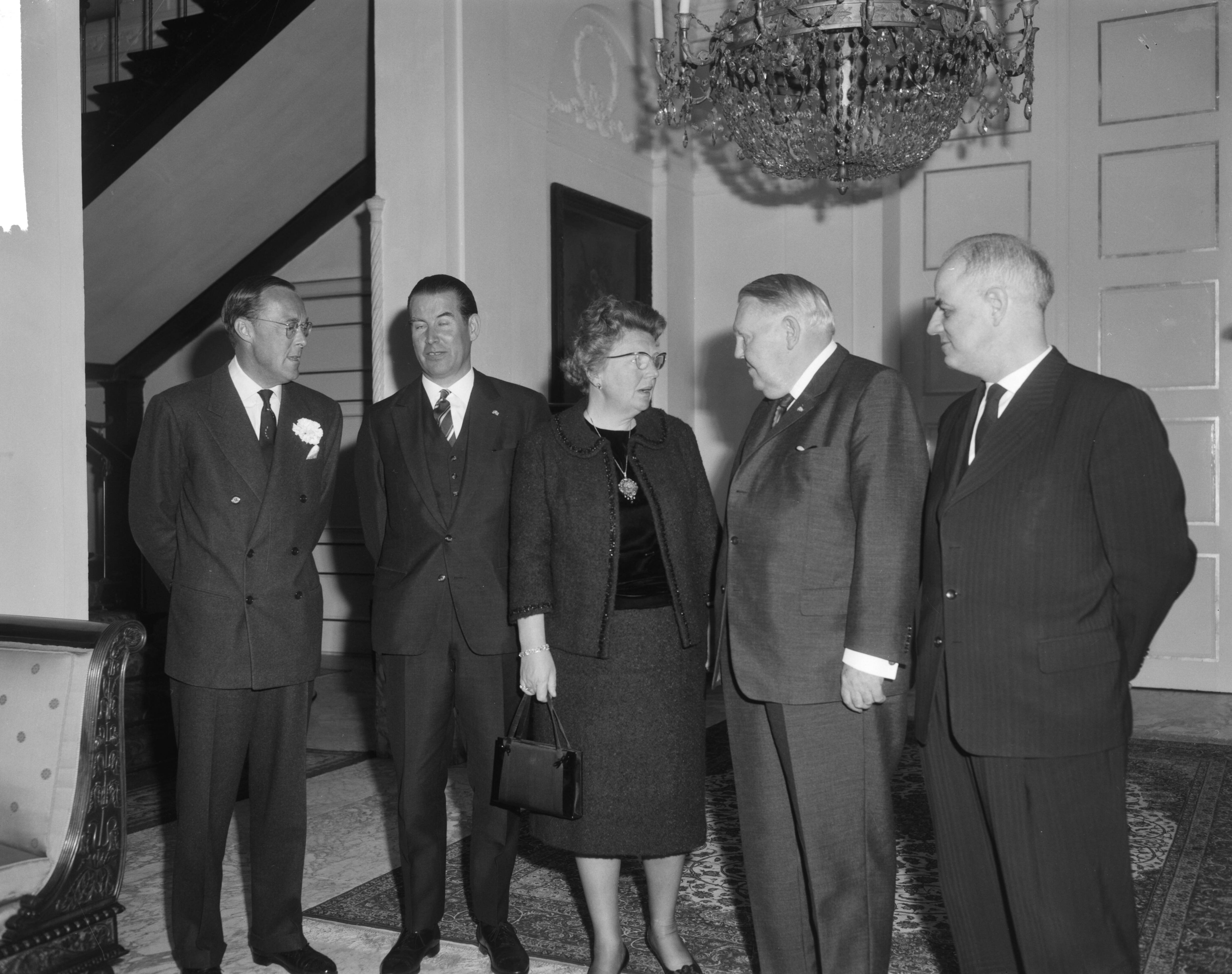 Prof.dr. Ludwig Erhard en dr. Gerard Schroder op Paleis Soestdijk ontvangen — De Duitse bondskanselier prof.dr. Ludwig Erhard en minister dr. Gerhard Schröder op Paleis Soestdijk ontvangen. V.l.n.r. prins Bernhard, dr. Gerard Schröder, koningin Juliana, bondskanselier Ludwig Erhard en de Duitse ambassadeur dr. H. Berger — Foto: Bilsen, Joop van / Anefo. Licentie: Set B: Rechtenvrij / Publiek Domein. Bron: Nationaal Archief. http://hdl.handle.net/10648/aa5ce394-d0b4-102d-bcf8-003048976d84