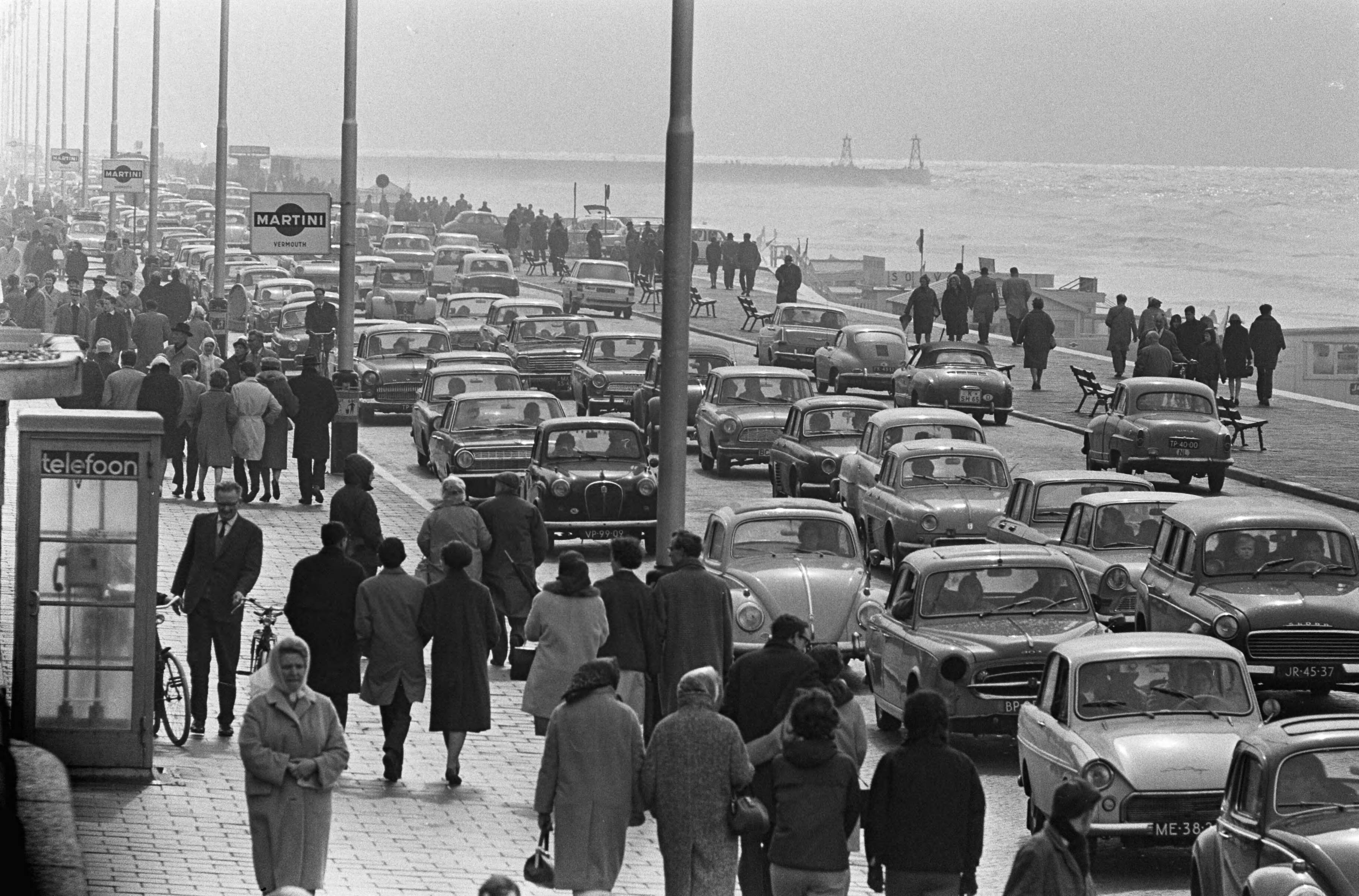 Fotocollectie Anefo — Paasdrukte, verkeersdrukte op de boulevard van Scheveningen — Foto: Koch, Eric / Anefo. Licentie: Set B: Rechtenvrij / Publiek Domein. Bron: Nationaal Archief. http://hdl.handle.net/10648/aaa0cc76-d0b4-102d-bcf8-003048976d84