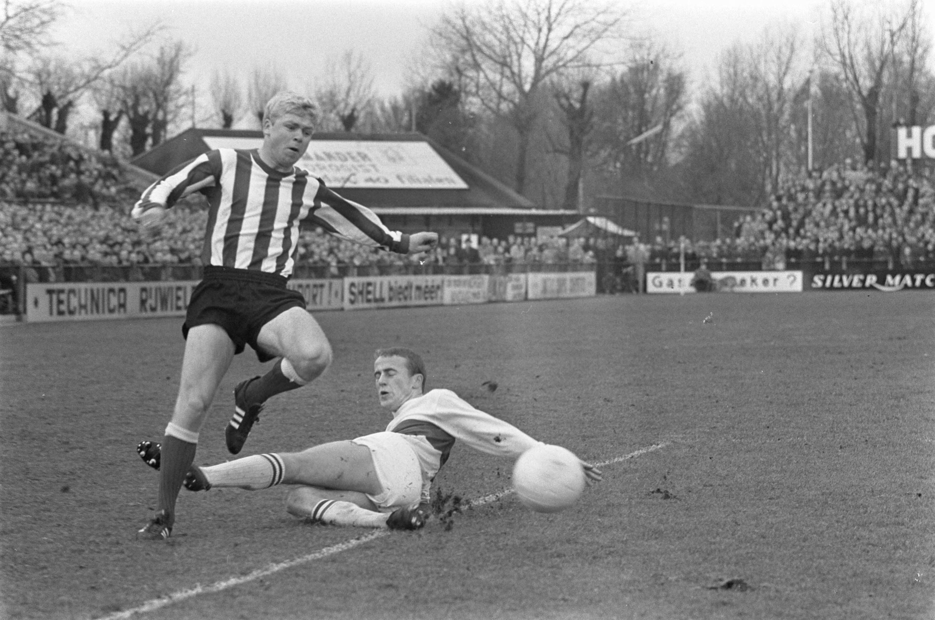 Fotocollectie Anefo — Voetbal. ADO tegen PSV 0-0. Spelmoment, Bent Schmidt Hansen (PSV) in duel met een ADO-verdediger — Foto: Kroon, Ron / Anefo. Licentie: Set B: Rechtenvrij / Publiek Domein. Bron: Nationaal Archief. http://hdl.handle.net/10648/ab30e0b8-d0b4-102d-bcf8-003048976d84