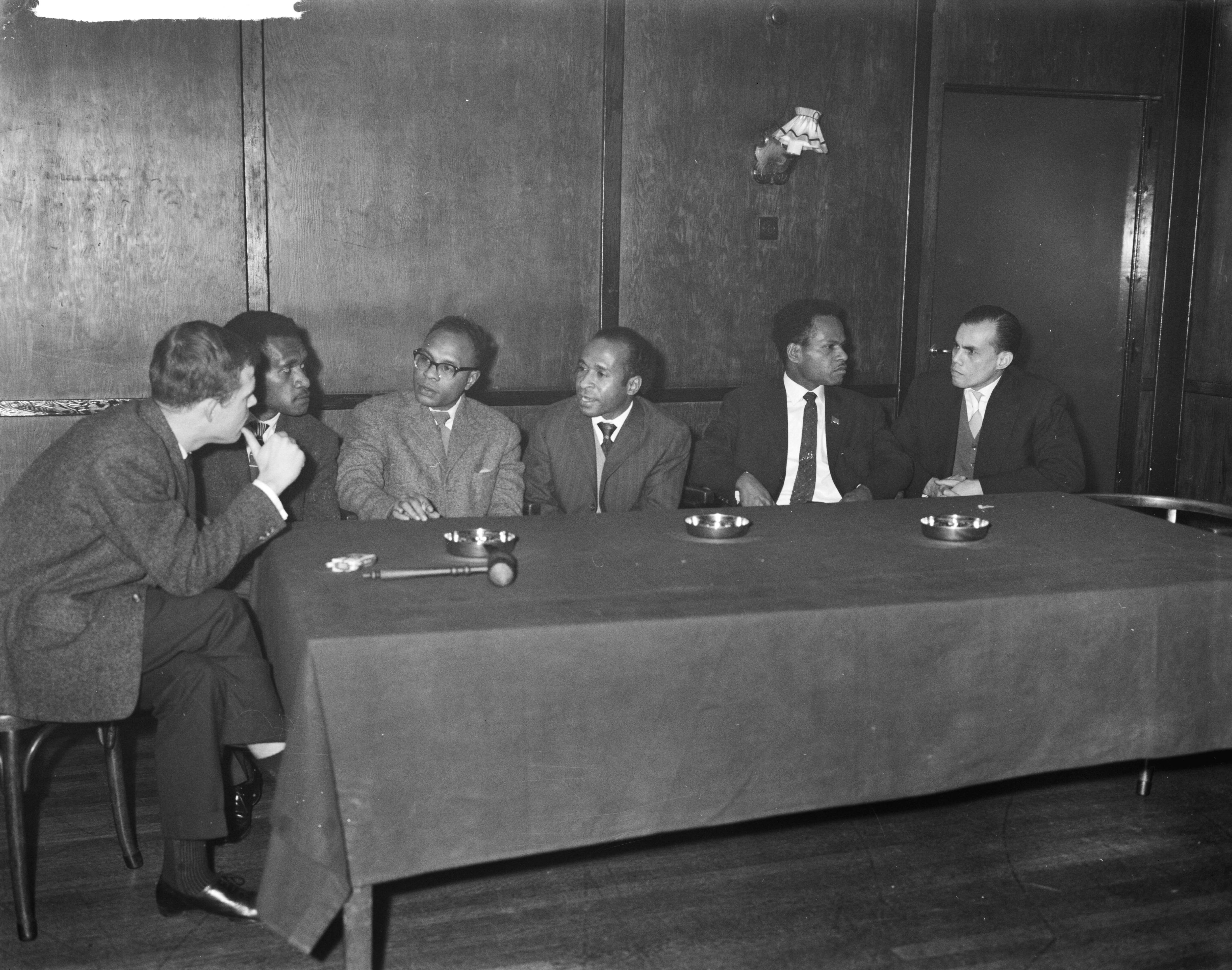 Fotocollectie Anefo — Forum van Papoea's gevormd op verzoek van de JOVD in Koog aan de Zaan met vlnr. D.W. Out (voorzitter JOVD), E. Semisu (bestuurslid Parna), A I. Indey (hoofd bestuurslid Parna), H. Wajoi (voorzitter Parna), M. Ouggé (bestuurslid Parna) en J. de Witt (bestuurslid Parna) — Foto: Rossem, Wim van / Anefo. Licentie: Set B: Rechtenvrij / Publiek Domein. Bron: Nationaal Archief. http://hdl.handle.net/10648/a9f84e20-d0b4-102d-bcf8-003048976d84