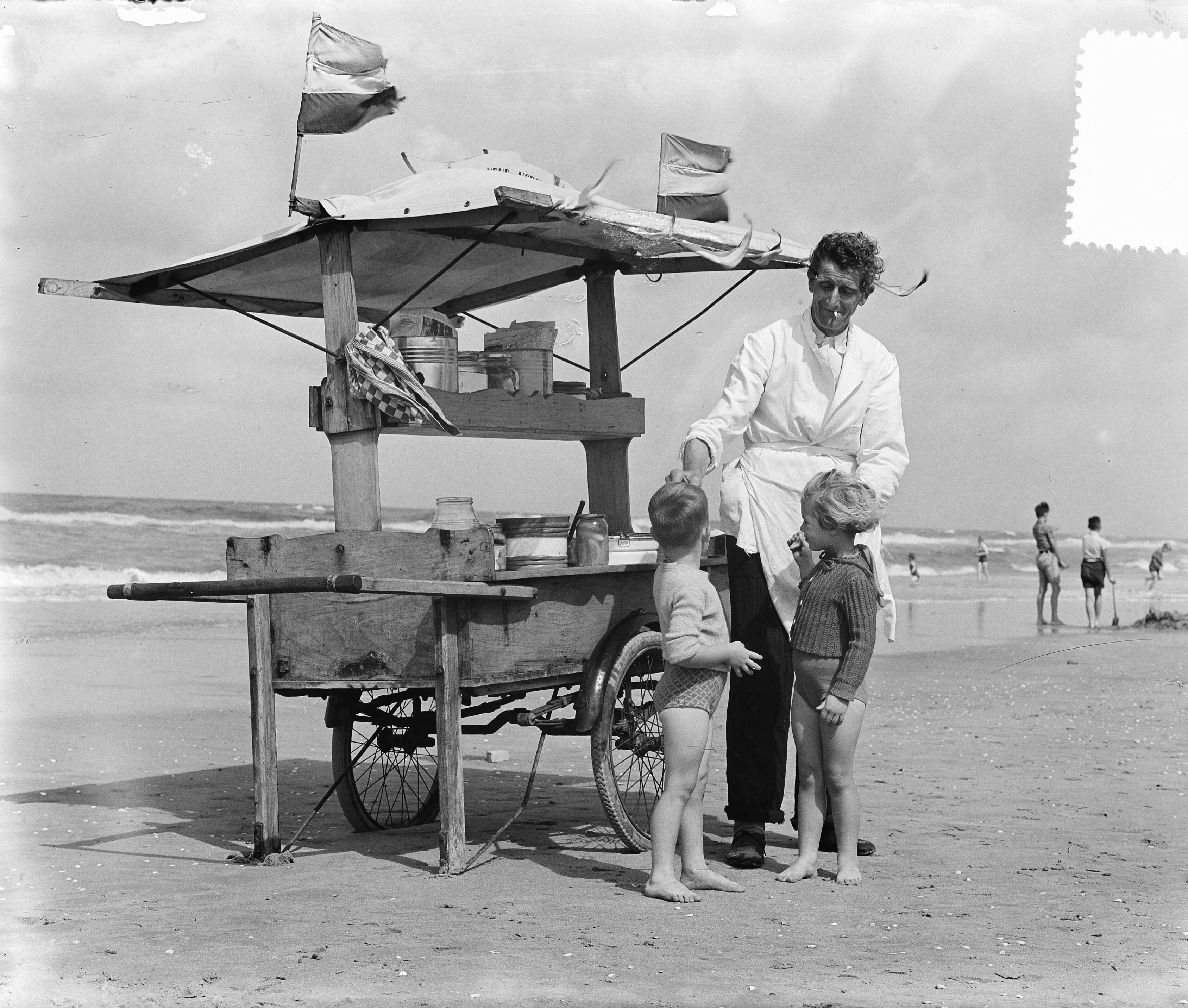 Fotocollectie Anefo — Strandplaatjes Zandvoort. Kinderen bij een haringkar — Foto: Pot, Harry / Anefo. Licentie: Set B: Rechtenvrij / Publiek Domein. Bron: Nationaal Archief. http://hdl.handle.net/10648/a8fe4a9c-d0b4-102d-bcf8-003048976d84