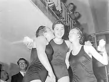 Fotocollectie Anefo — Zwemwedstrijden in het zwembad De Regentes te Den Haag — Foto: Rossem, Wim van / Anefo. Licentie: Set B: Rechtenvrij / Publiek Domein. Bron: Nationaal Archief. http://hdl.handle.net/10648/a9d25c38-d0b4-102d-bcf8-003048976d84