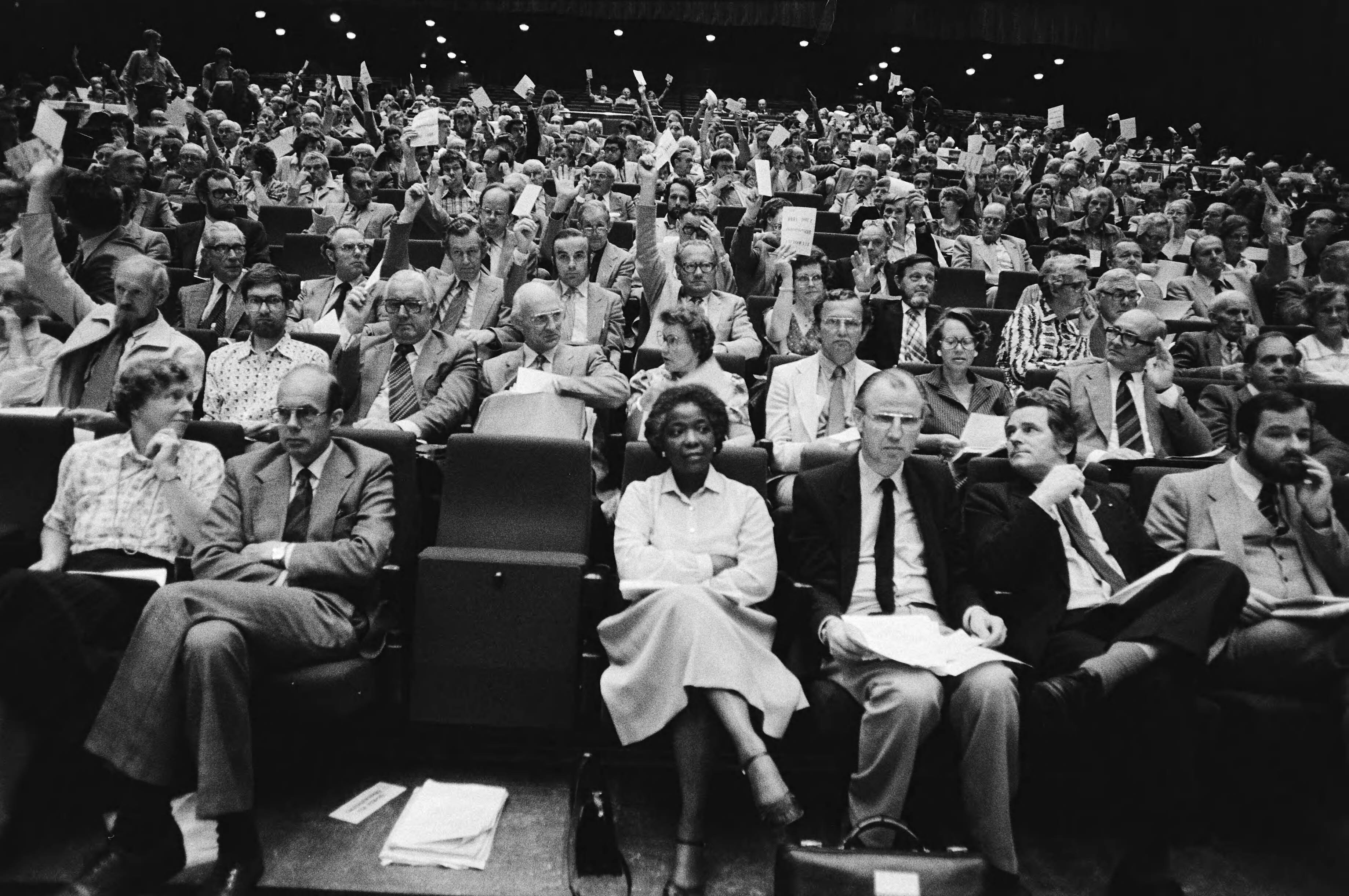 Fotocollectie Anefo — AR partijraad (laatste) in Utrecht, opdracht AR; zaal: onder meer v.l.n.r. de Ruyter , de Koning en staatssecretaris de Jong — Foto: Croes, Rob C. / Anefo. Licentie: Set B: Rechtenvrij / Publiek Domein. Bron: Nationaal Archief. http://hdl.handle.net/10648/ace223a4-d0b4-102d-bcf8-003048976d84