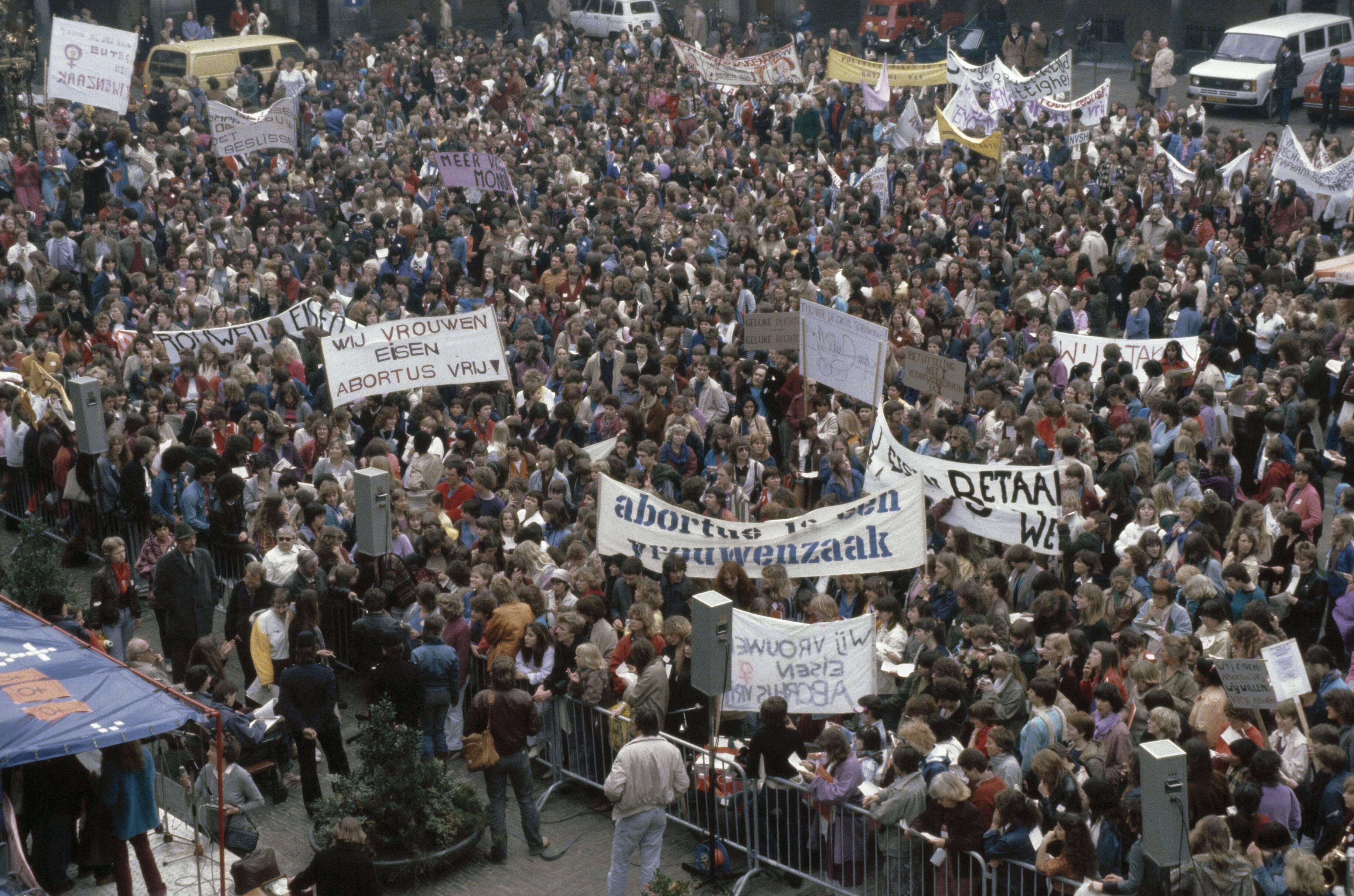 Fotocollectie Anefo — Landelijke vrouwenstakingsdag ( Den Haag ); overzicht van de demonstratie op het Haagse Binnenhof — Foto: Dijk, Hans van / Anefo. Licentie: Set B: Rechtenvrij / Publiek Domein. Bron: Nationaal Archief. http://hdl.handle.net/10648/ad8a6708-d0b4-102d-bcf8-003048976d84
