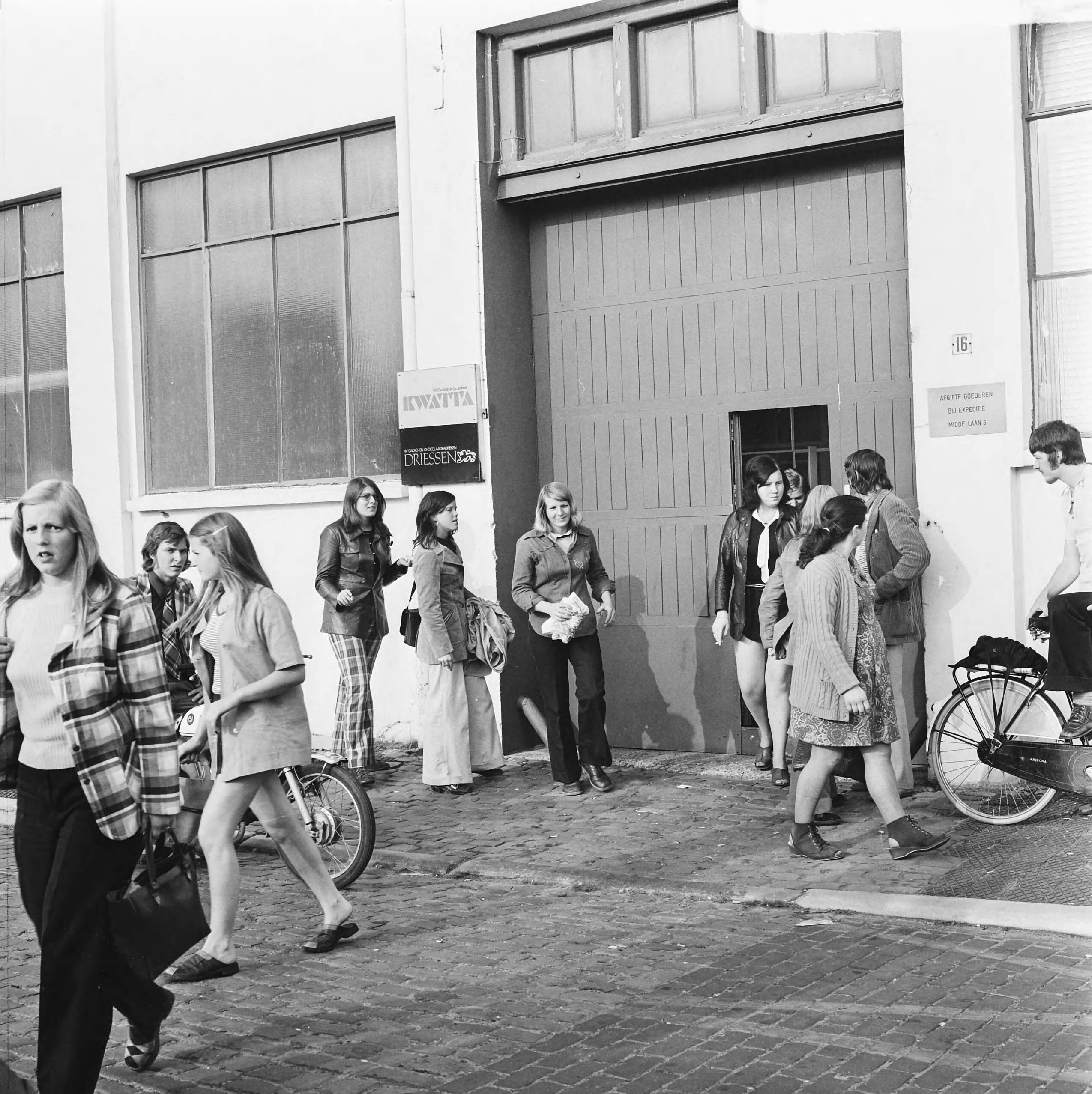 Fotocollectie Anefo — Kwatta-chocoladefabriek te Breda in moelijkheden, meisjes verlaten fabriek — Foto: Mieremet, Rob / Anefo. Licentie: Set B: Rechtenvrij / Publiek Domein. Bron: Nationaal Archief. http://hdl.handle.net/10648/ac36a1e6-d0b4-102d-bcf8-003048976d84