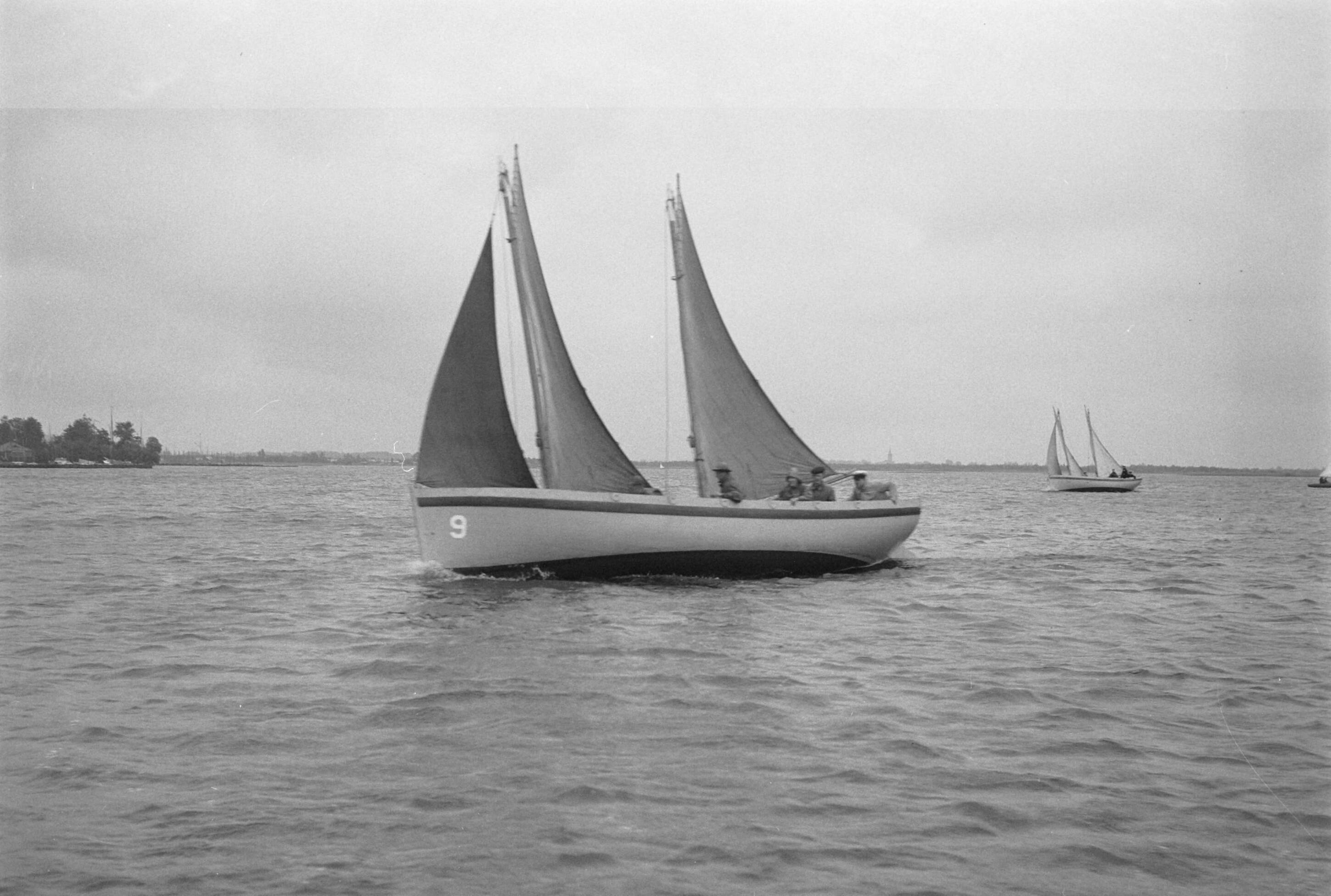Fotocollectie Anefo — Zeilwedstrijd te Loosdrecht — Foto: Oorschot, […] van / Anefo. Licentie: Set B: Rechtenvrij / Publiek Domein. Bron: Nationaal Archief. http://hdl.handle.net/10648/a8de927e-d0b4-102d-bcf8-003048976d84