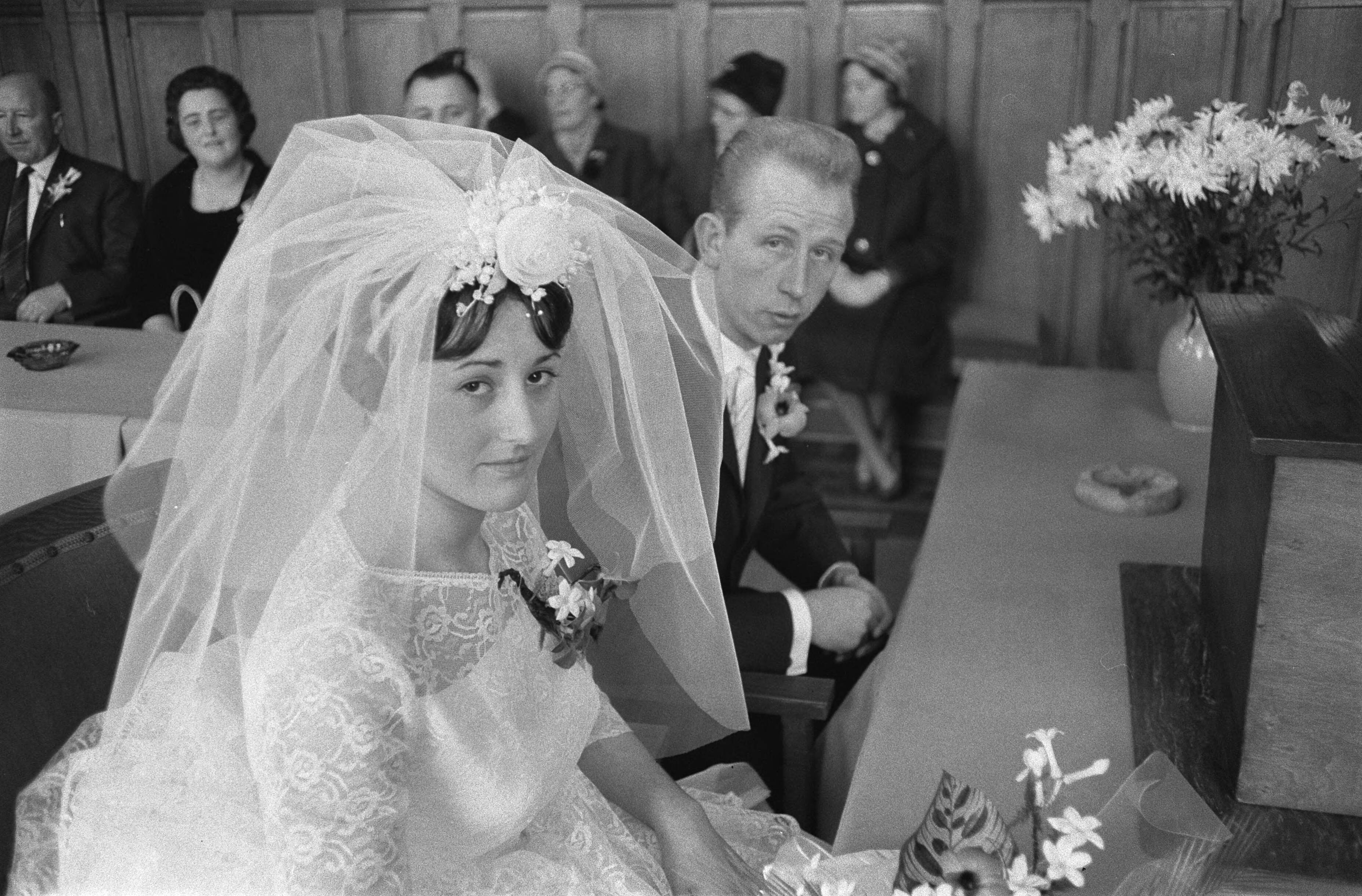 Fotocollectie Anefo — Huwelijk van Henk Groot , speler van Ajax, met Elly Kaayk in Koog aan de Zaan , het echtpaar in de trouwzaal — Foto: Pot, Harry / Anefo. Licentie: Set B: Rechtenvrij / Publiek Domein. Bron: Nationaal Archief. http://hdl.handle.net/10648/a9c13f16-d0b4-102d-bcf8-003048976d84