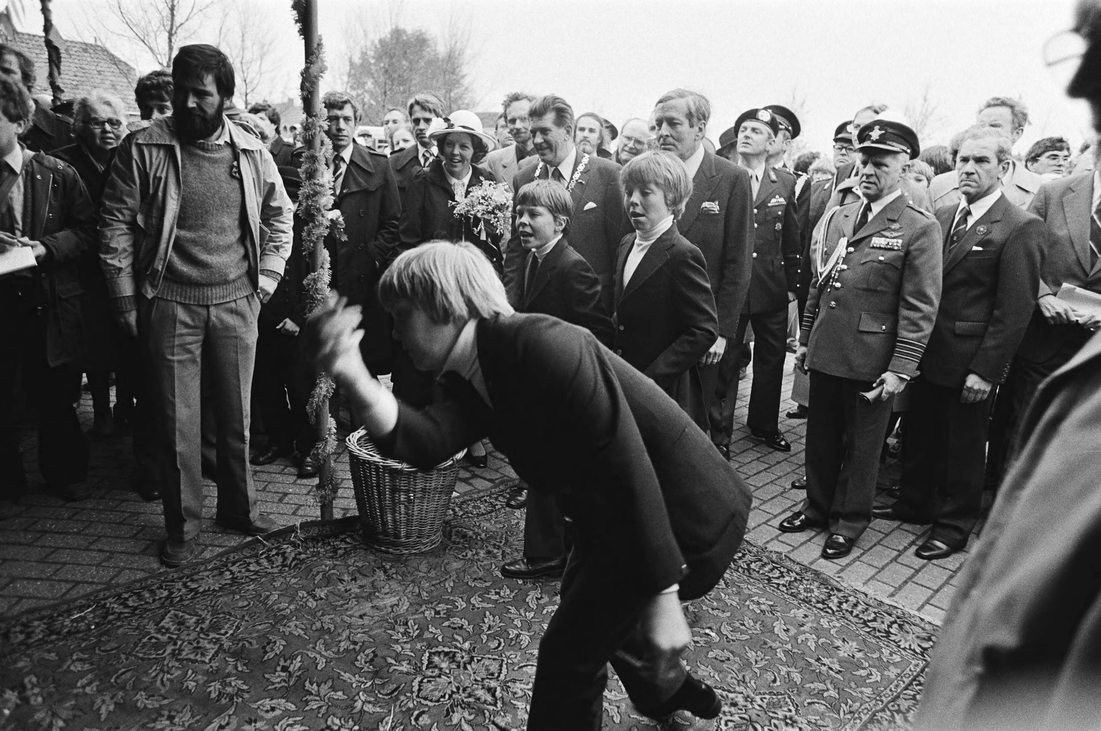 Fotocollectie Anefo — Viering Koninginnedag in Veere, Prins Willem Alexander aan het ballen gooien — Foto: Bogaerts, Rob / Anefo. Licentie: Set B: Rechtenvrij / Publiek Domein. Bron: Nationaal Archief. http://hdl.handle.net/10648/acfab8ec-d0b4-102d-bcf8-003048976d84