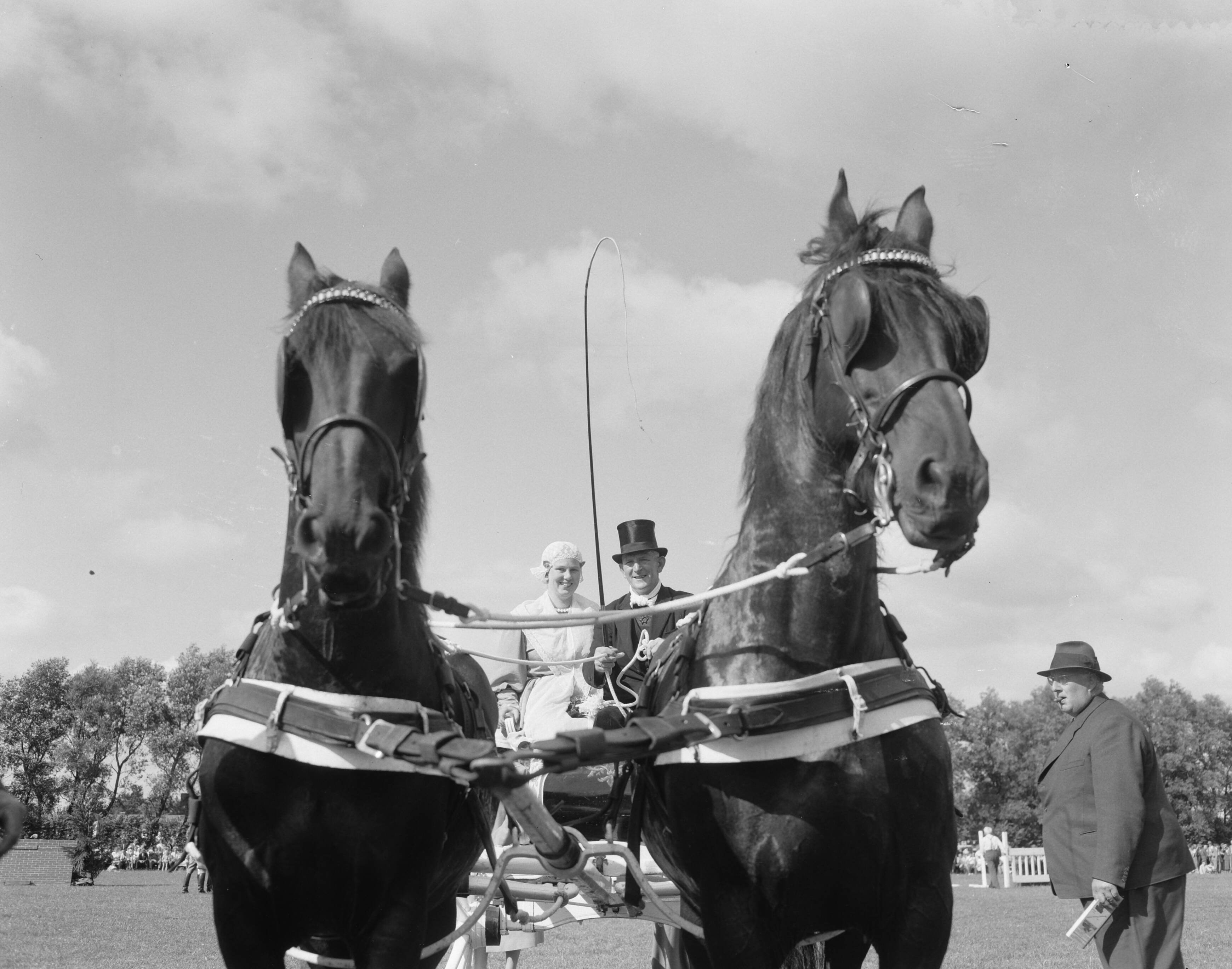 Fotocollectie Anefo — Concours hippique te Leeuwarden — Foto: Noske, J.D. / Anefo. Licentie: Set B: Rechtenvrij / Publiek Domein. Bron: Nationaal Archief. http://hdl.handle.net/10648/a96675f4-d0b4-102d-bcf8-003048976d84