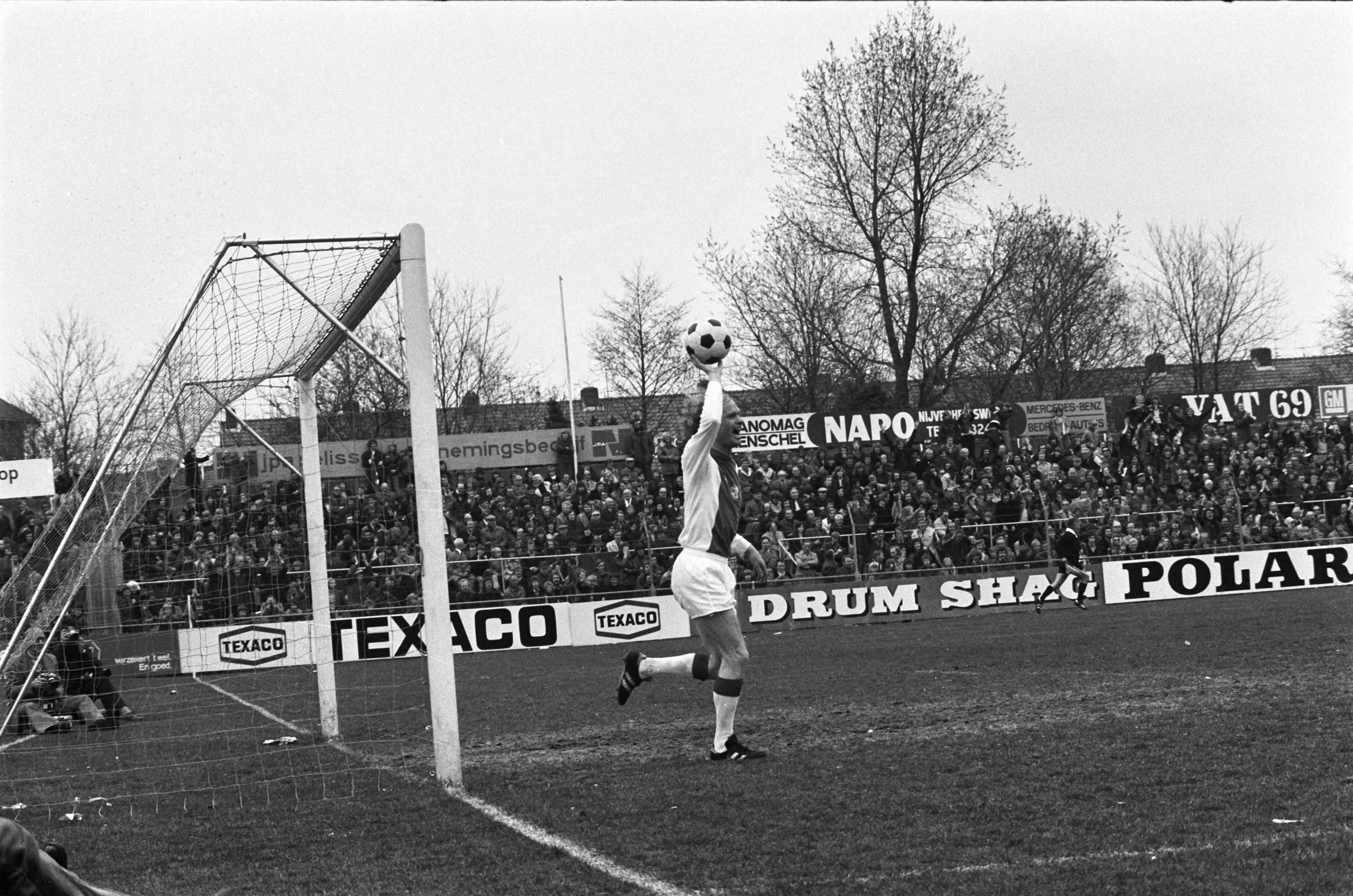 Fotocollectie Anefo — Haarlem tegen Ajax 1-4, Ruud Geels na derde doelpunt, topscorer eredivisie — Foto: Mieremet, Rob / Anefo. Licentie: Set B: Rechtenvrij / Publiek Domein. Bron: Nationaal Archief. http://hdl.handle.net/10648/ac65999c-d0b4-102d-bcf8-003048976d84