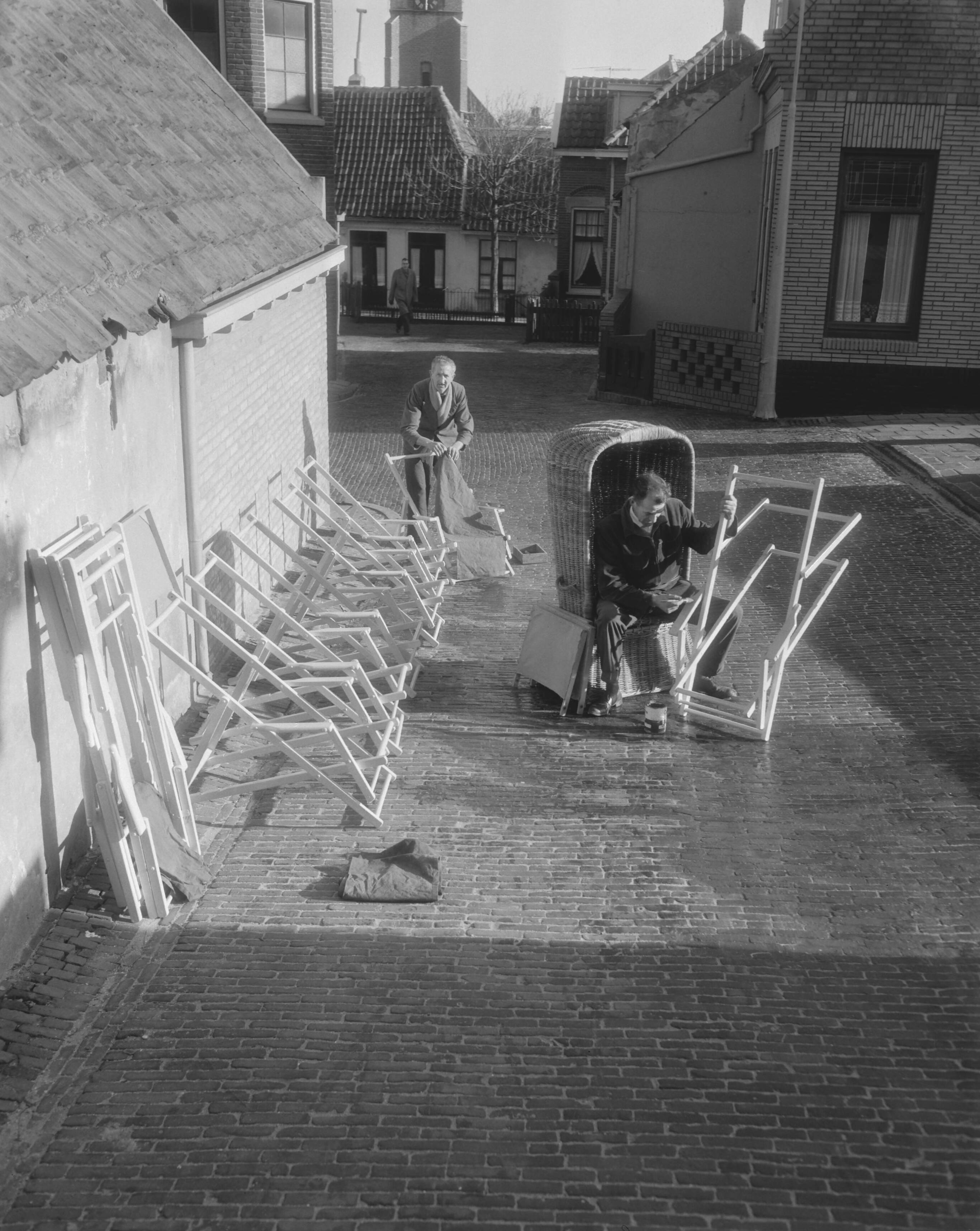 Fotocollectie Anefo — Strandhouders in Zandvoort schilderen hun strandstoelen op — Foto: Pot, Harry / Anefo. Licentie: Set B: Rechtenvrij / Publiek Domein. Bron: Nationaal Archief. http://hdl.handle.net/10648/a98cc1d2-d0b4-102d-bcf8-003048976d84