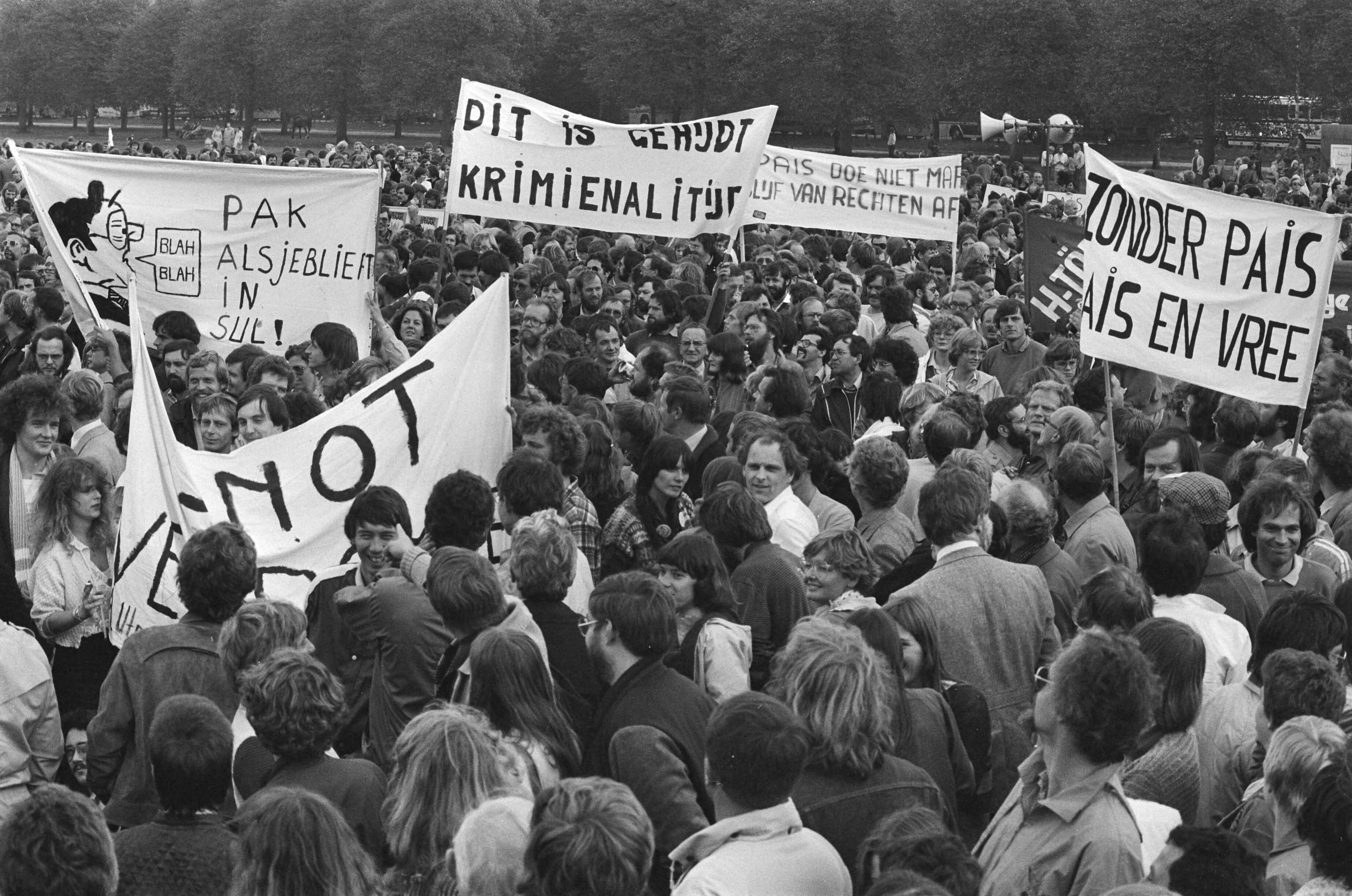 Fotocollectie Anefo — Demonstratie leerkrachten in Den Haag tegen beleid regering, demonstranten op het Malieveld — Foto: Croes, Rob C. / Anefo. Licentie: Set B: Rechtenvrij / Publiek Domein. Bron: Nationaal Archief. http://hdl.handle.net/10648/ace973d4-d0b4-102d-bcf8-003048976d84