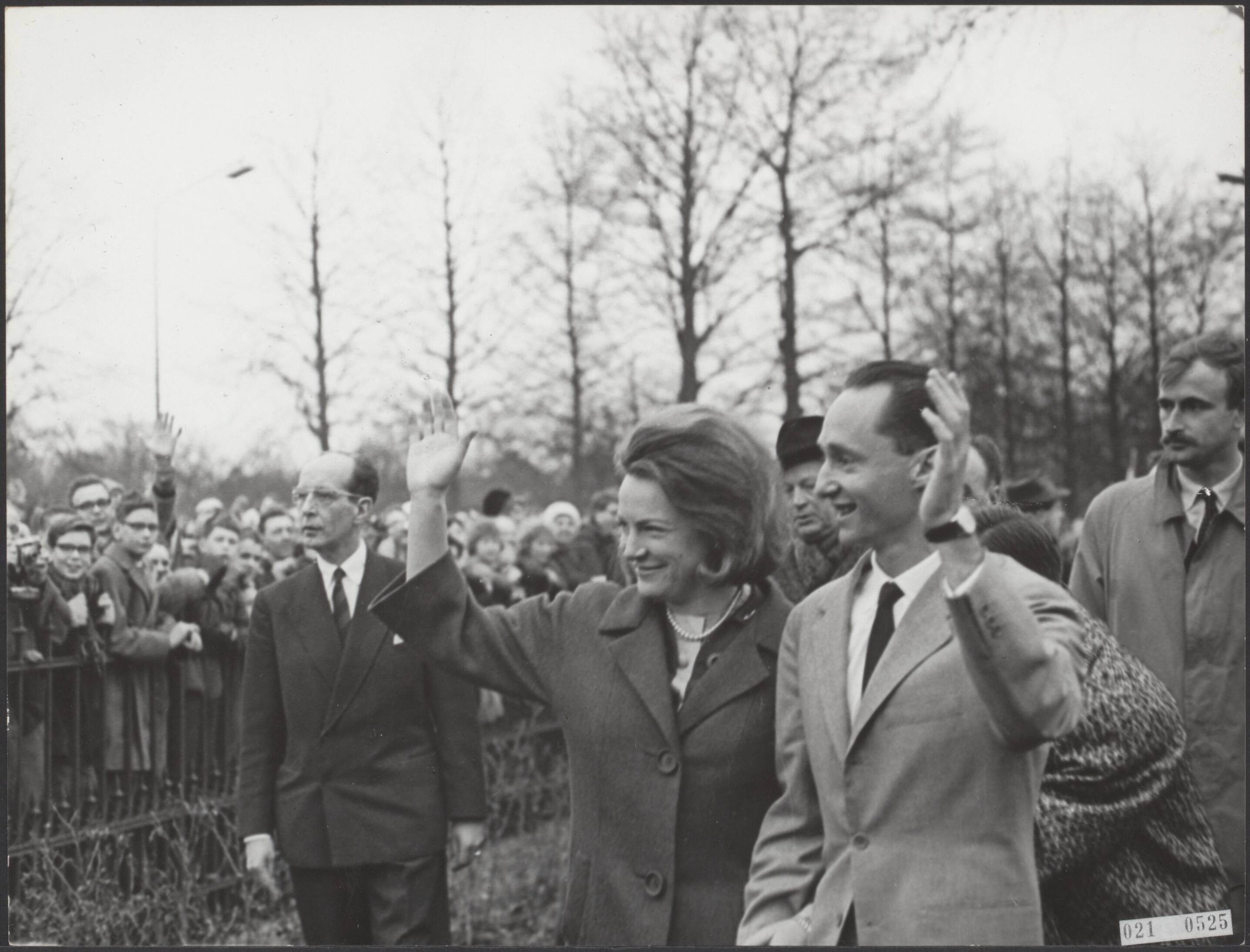 Fotocollectie Elsevier Binnenland — Prinses Irene en prins Hugo Carlos de Bourbon Parma in de tuin van Paleis Soestdijk — Foto: Pot, Harry / Anefo. Licentie: Set B: Rechtenvrij / Publiek Domein. Bron: Nationaal Archief. http://hdl.handle.net/10648/adcf5d22-d0b4-102d-bcf8-003048976d84