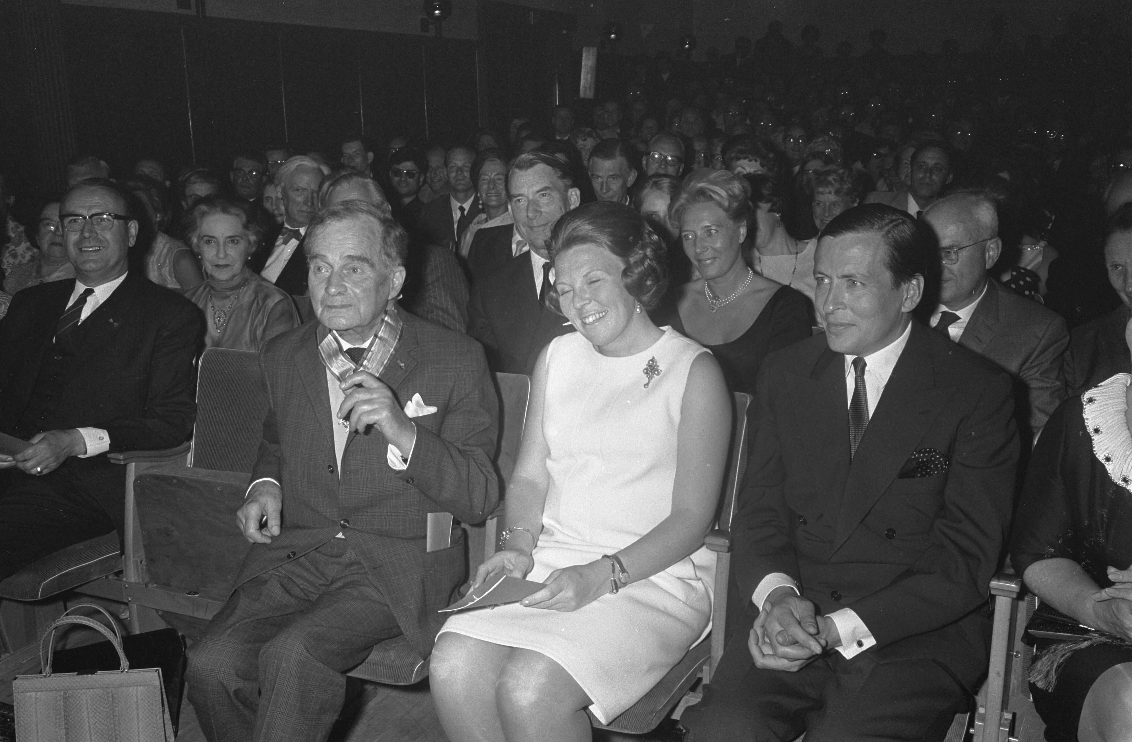 Fotocollectie Anefo — A. Roland Holst gehuldigd te Bergen (NH) ter gelegenheid van zijn tachtigste verjaardag. Minister Klompe, dichter A. Roland Holst, prinses Beatrix en prins Claus. — Foto: Koch, Eric / Anefo. Licentie: Set B: Rechtenvrij / Publiek Domein. Bron: Nationaal Archief. http://hdl.handle.net/10648/ab42fe7e-d0b4-102d-bcf8-003048976d84