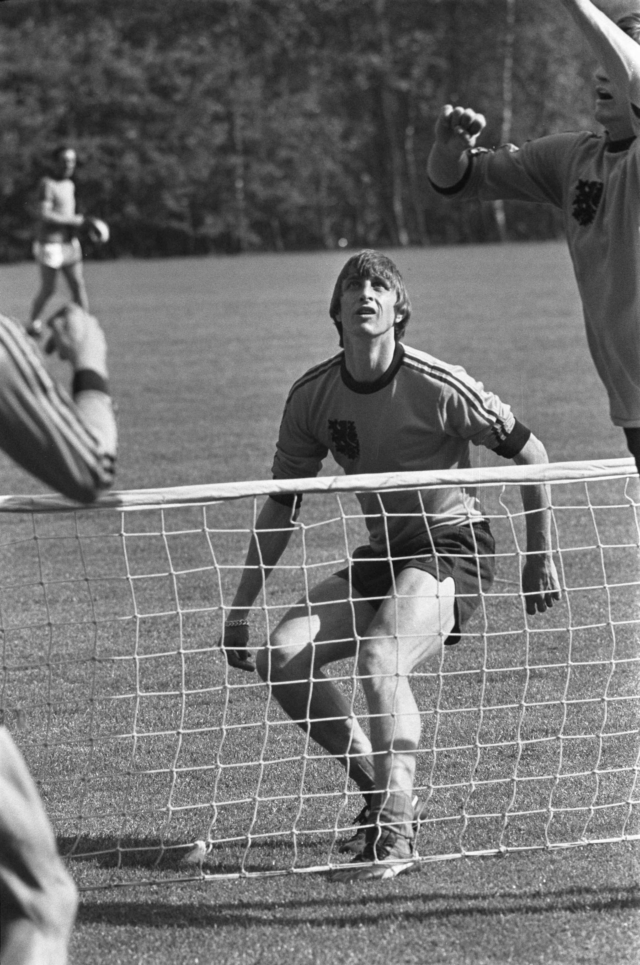 Fotocollectie Anefo — Training Nederlands elftal in Zeist, Cruijff in aktie — Foto: Peters, Hans / Anefo. Licentie: Set B: Rechtenvrij / Publiek Domein. Bron: Nationaal Archief. http://hdl.handle.net/10648/ac83f568-d0b4-102d-bcf8-003048976d84