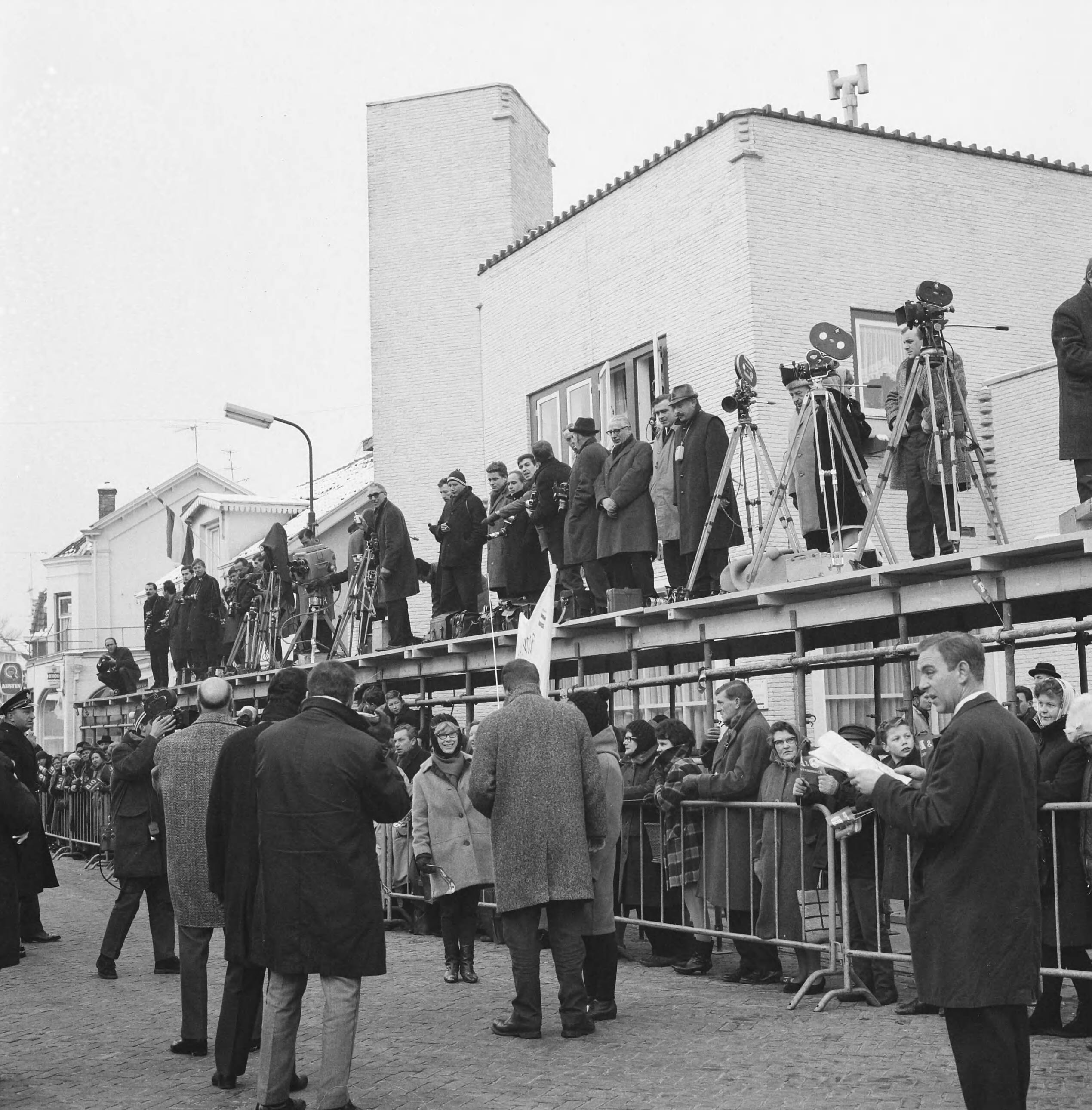 Ondertrouw prinses Beatrix en Claus von Amsberg — Ondertrouw prinses Beatrix en Claus, fotografen op platform bij het gemeentehuis van Baarn — Foto: Combinatie 6 / Anefo. Licentie: Set B: Rechtenvrij / Publiek Domein. Bron: Nationaal Archief. http://hdl.handle.net/10648/aadb89f6-d0b4-102d-bcf8-003048976d84