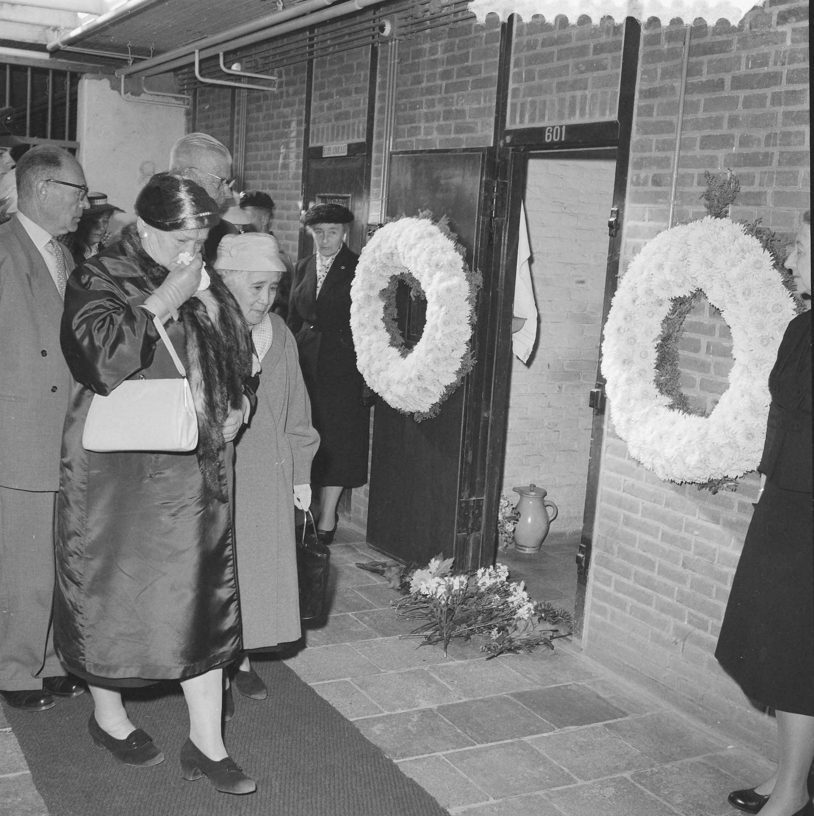Fotocollectie Anefo — Jaarlijkse dodenherdenking Oranjehotel — Foto: Behrens, Herbert F. / Anefo. Licentie: Set B: Rechtenvrij / Publiek Domein. Bron: Nationaal Archief. http://hdl.handle.net/10648/a99f73cc-d0b4-102d-bcf8-003048976d84