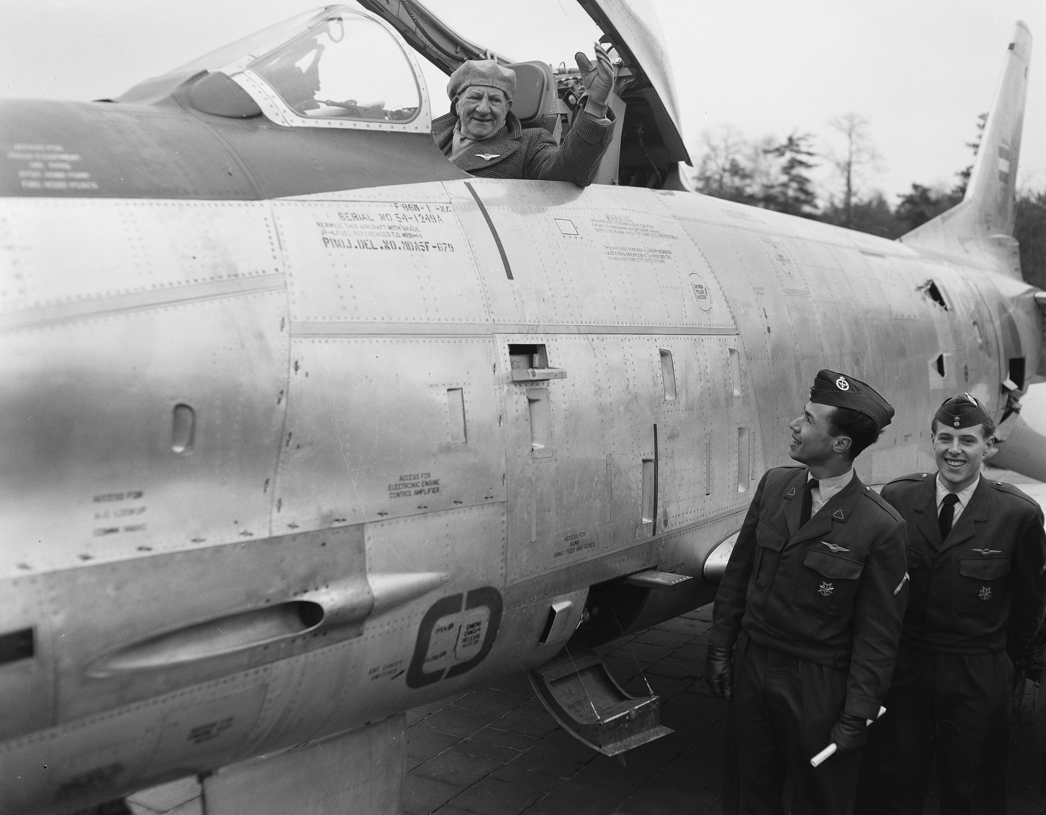 Fotocollectie Anefo — Groot militair vliegbrevet uitgereikt aan Nederlands eerste militaire vlieger, de 75-jarige Marinus van Meel. Van Meel poseert in een F-86 Sabre — Foto: Rossem, Wim van / Anefo. Licentie: Set B: Rechtenvrij / Publiek Domein. Bron: Nationaal Archief. http://hdl.handle.net/10648/a9441a68-d0b4-102d-bcf8-003048976d84