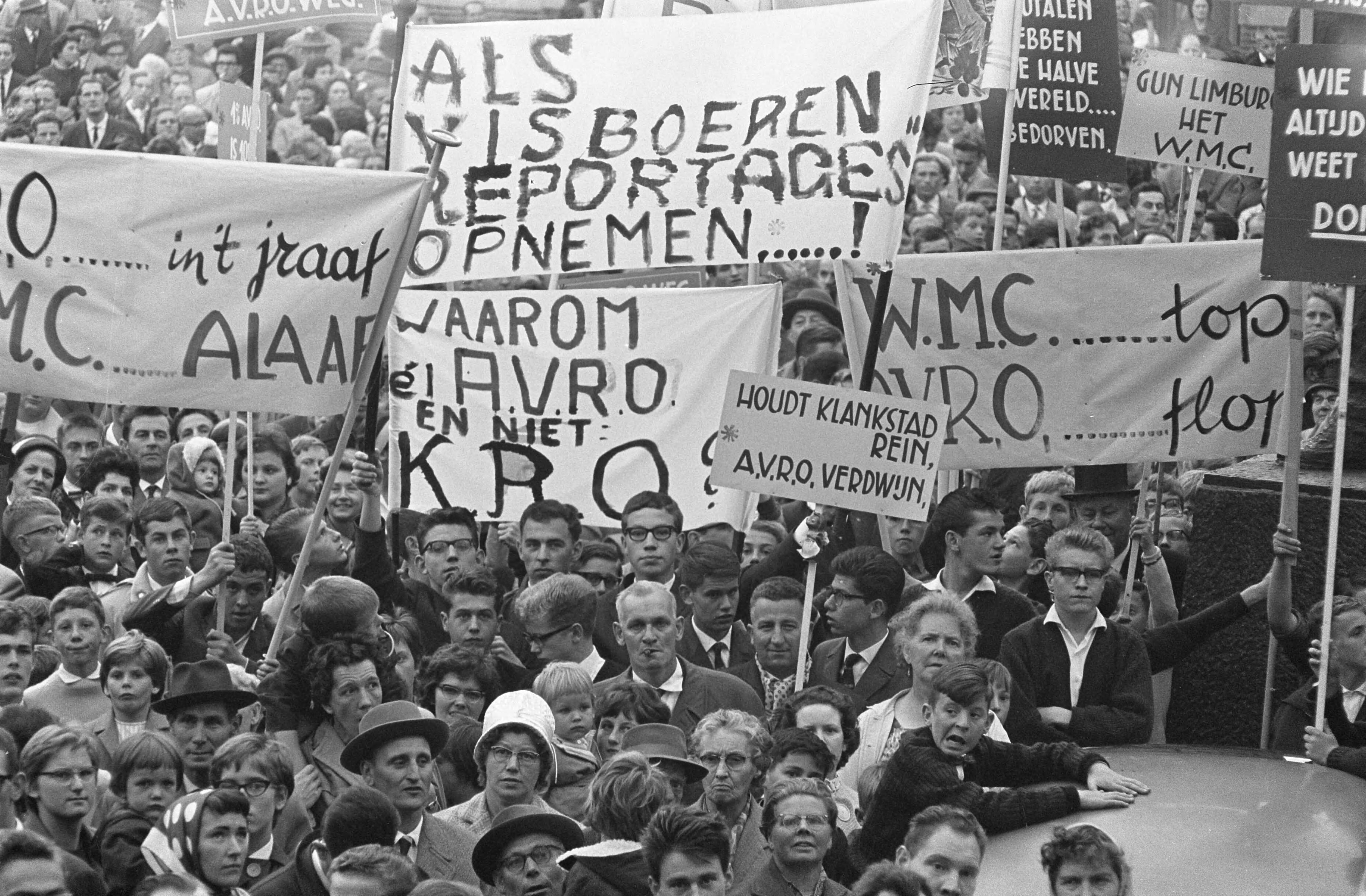 Fotocollectie Anefo — Kerkrade protesteert tegen de AVRO — Foto: Koch, Eric / Anefo. Licentie: Set B: Rechtenvrij / Publiek Domein. Bron: Nationaal Archief. http://hdl.handle.net/10648/aa14e80a-d0b4-102d-bcf8-003048976d84