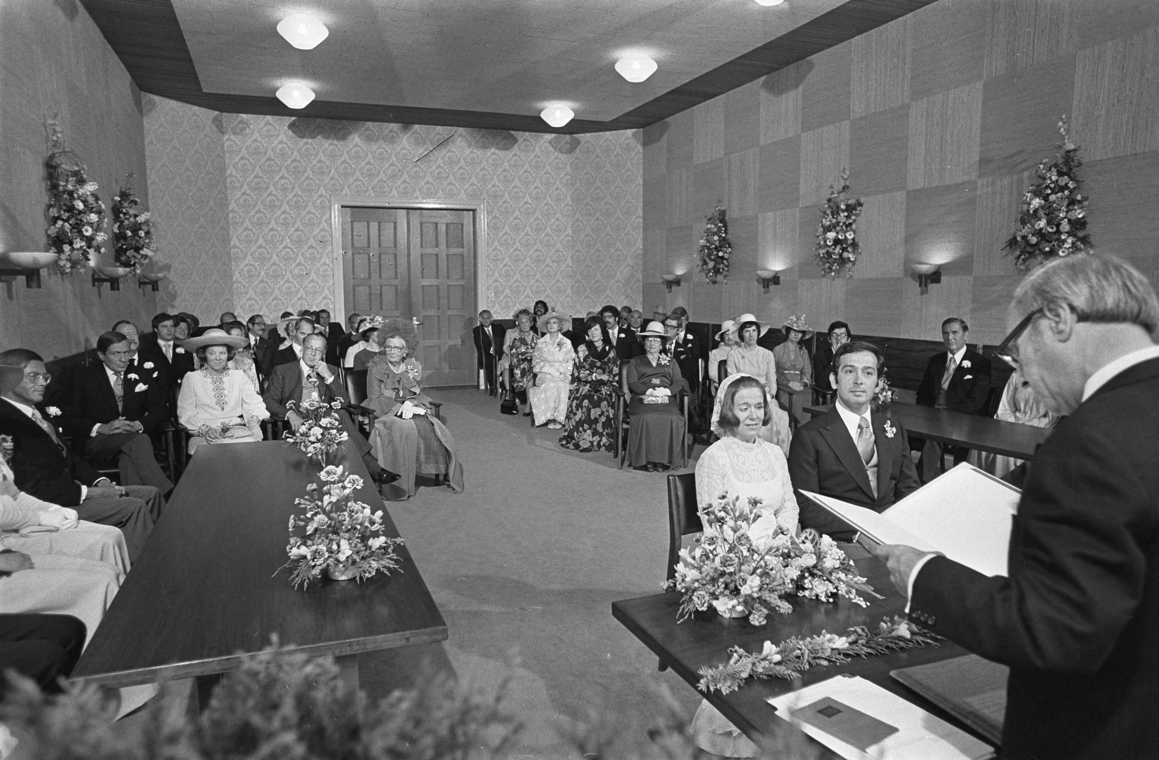 Huwelijk prinses Christina en Jorge Guillermo; de sluiting van het burgerlijk huwelijk in het stadhuis van Baarn — Prinses Christina en Jorge Guillermo bij de sluiting van het burgerlijk huwelijk — Foto: Meerdere fotografen / Anefo. Licentie: Set B: Rechtenvrij / Publiek Domein. Bron: Nationaal Archief. http://hdl.handle.net/10648/ac6c6916-d0b4-102d-bcf8-003048976d84