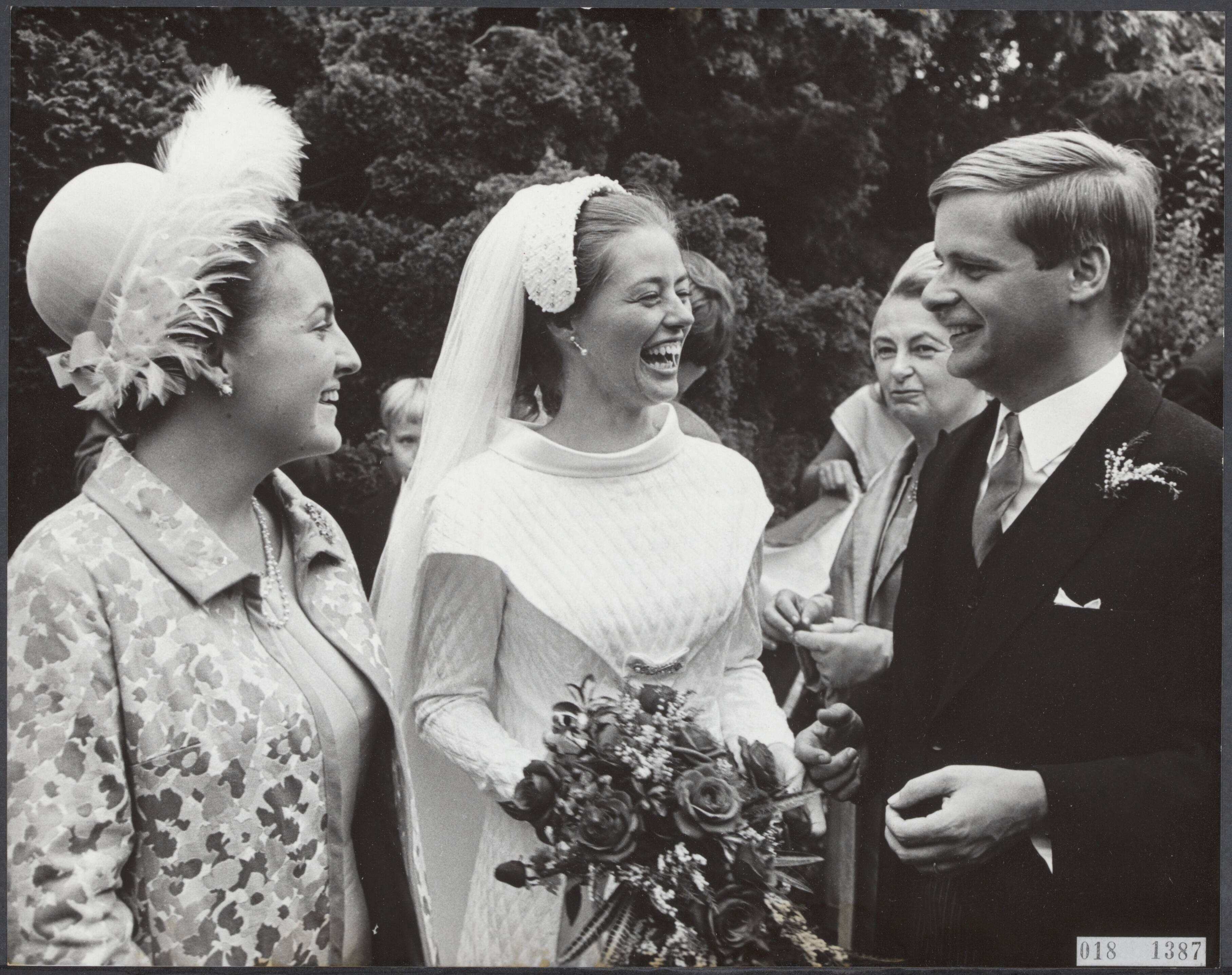 Fotocollectie Elsevier Binnenland — Huwelijk van jkvr. C.C.V. baronesse Bentinck met ir. M.P.V. Evelein. De bruid was bij het huwelijk van prinses Margriet bruidsmeisje. Prinses Margriet, die nu getuige was, samen met het jonge paar tijdens de receptie — Foto: Koch, Eric / Anefo. Licentie: Set B: Rechtenvrij / Publiek Domein. Bron: Nationaal Archief. http://hdl.handle.net/10648/adc5294c-d0b4-102d-bcf8-003048976d84