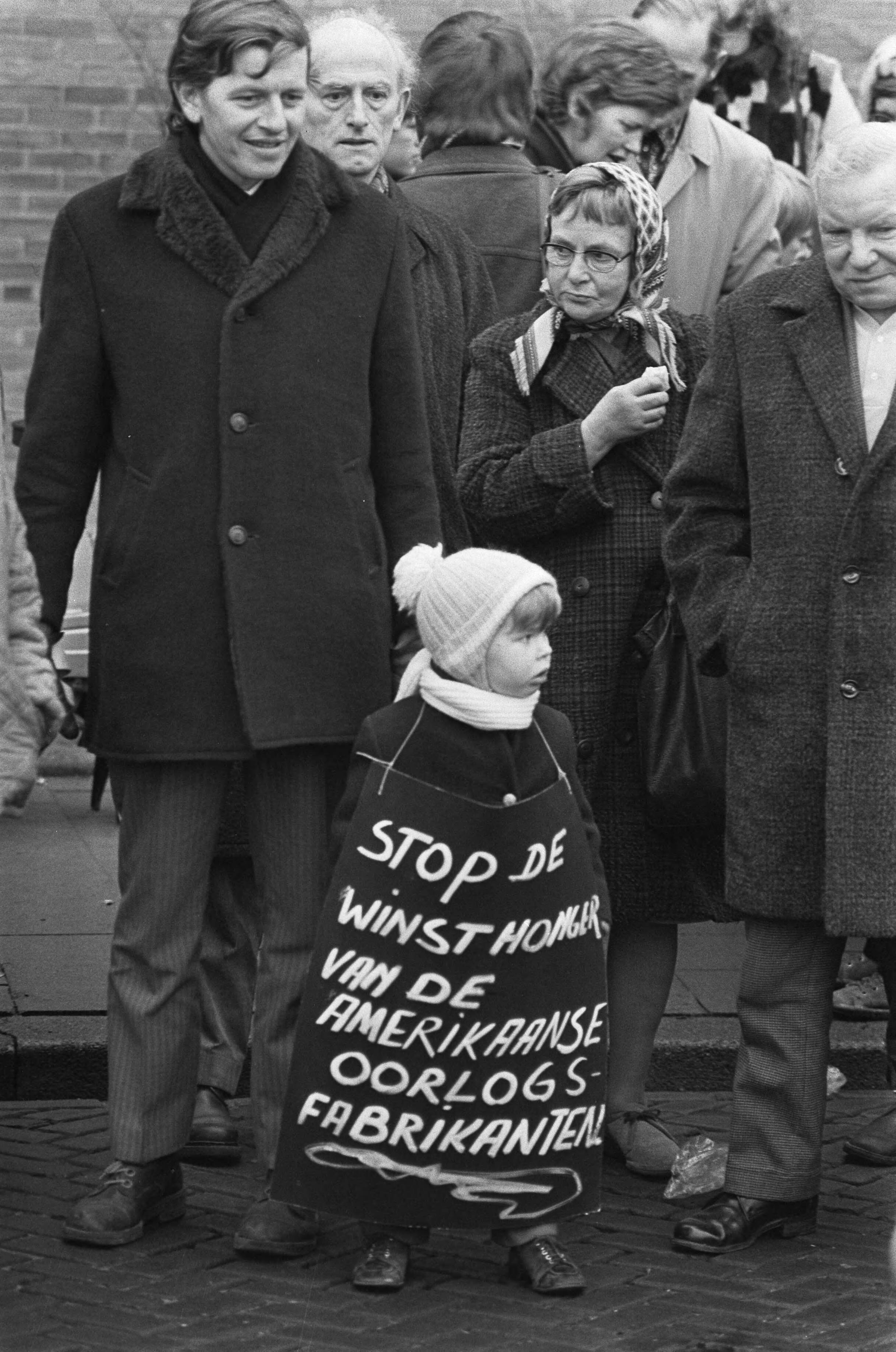 Fotocollectie Anefo — Demonstratie tegen oorlog in Vietnam van meer dan 50.000 mensen in Utrecht, de demonstranten trekken door Utrecht — Foto: Punt, W. / Anefo. Licentie: Set B: Rechtenvrij / Publiek Domein. Bron: Nationaal Archief. http://hdl.handle.net/10648/ac21a5c0-d0b4-102d-bcf8-003048976d84