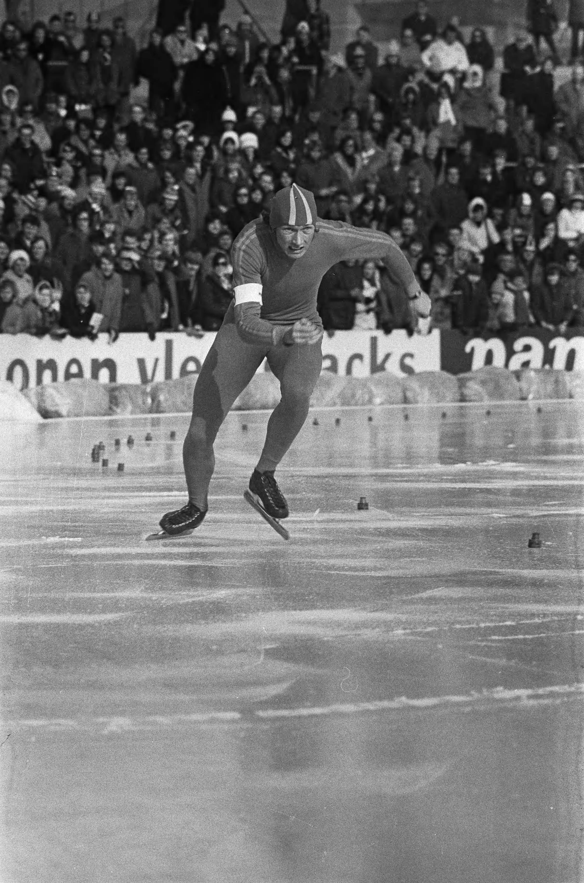 Fotocollectie Anefo — Wedstrijden om Zilveren Schaats voor profschaatsers te Den Haag , Jos Valentijn in aktie — Foto: Verhoeff, Bert / Anefo. Licentie: Set B: Rechtenvrij / Publiek Domein. Bron: Nationaal Archief. http://hdl.handle.net/10648/ac25a2e2-d0b4-102d-bcf8-003048976d84