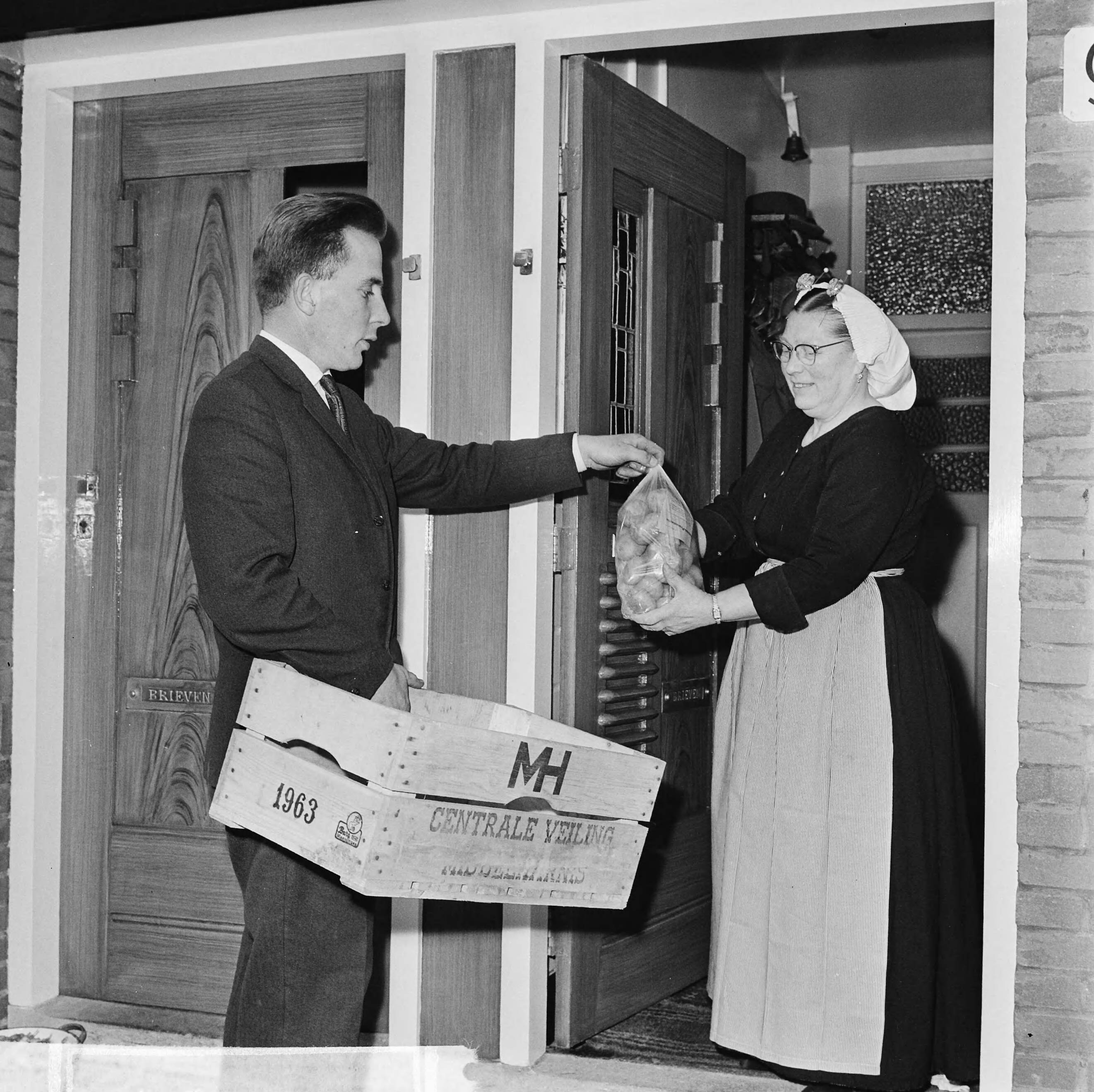 Fotocollectie Anefo — Boeren geven aardappelen weg aan huisvrouwen te Den Haag als protest — Foto: Koch, Eric / Anefo. Licentie: Set B: Rechtenvrij / Publiek Domein. Bron: Nationaal Archief. http://hdl.handle.net/10648/aa5c0f50-d0b4-102d-bcf8-003048976d84