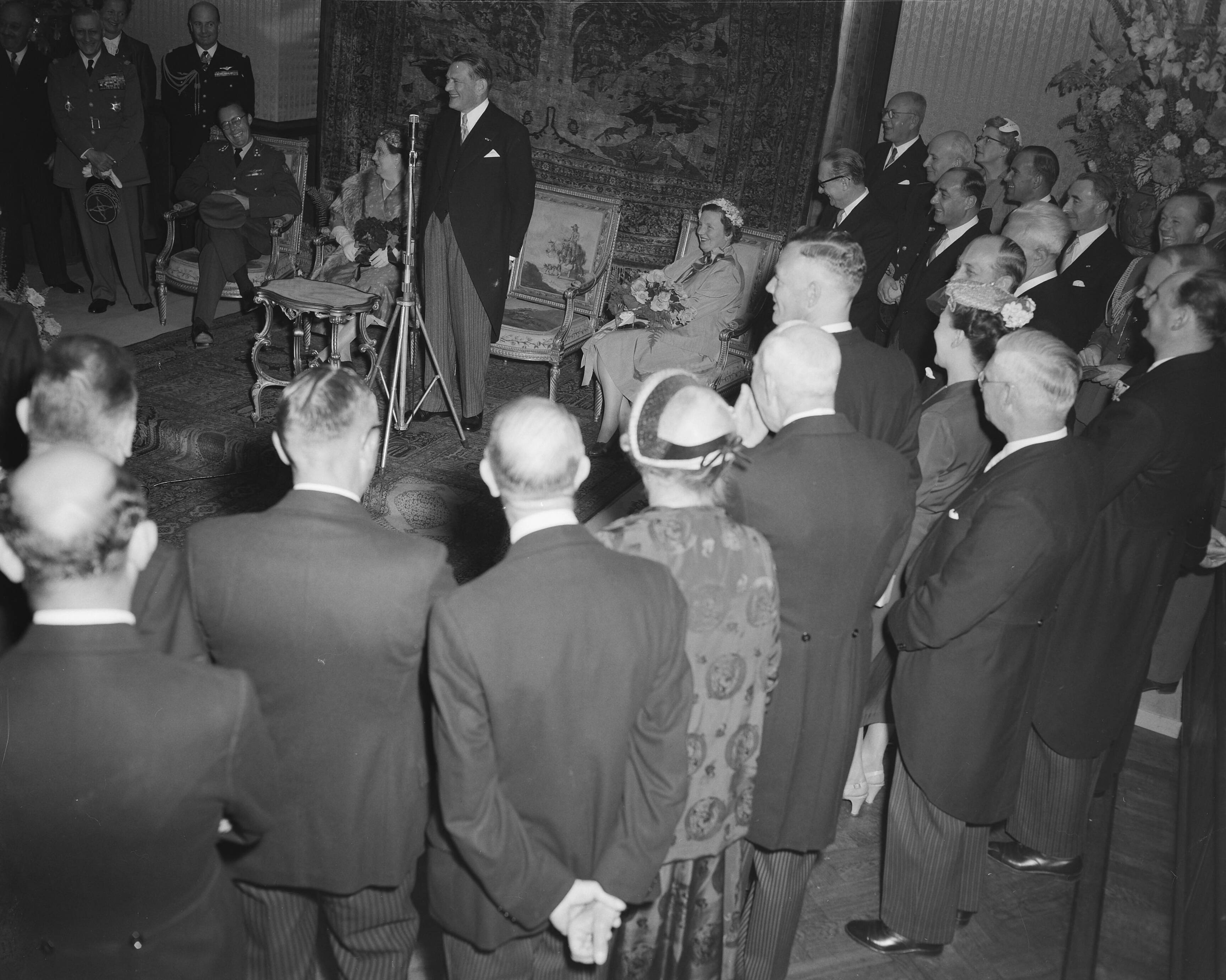 Staatsbezoek Franse president René Coty (1954) — Staatsbezoek Franse president René Coty. Tweede dag. Bezoek aan Den Haag. Ontvangst in stadhuis — Foto: Noske, J.D. / Anefo. Licentie: Set B: Rechtenvrij / Publiek Domein. Bron: Nationaal Archief. http://hdl.handle.net/10648/a9264858-d0b4-102d-bcf8-003048976d84