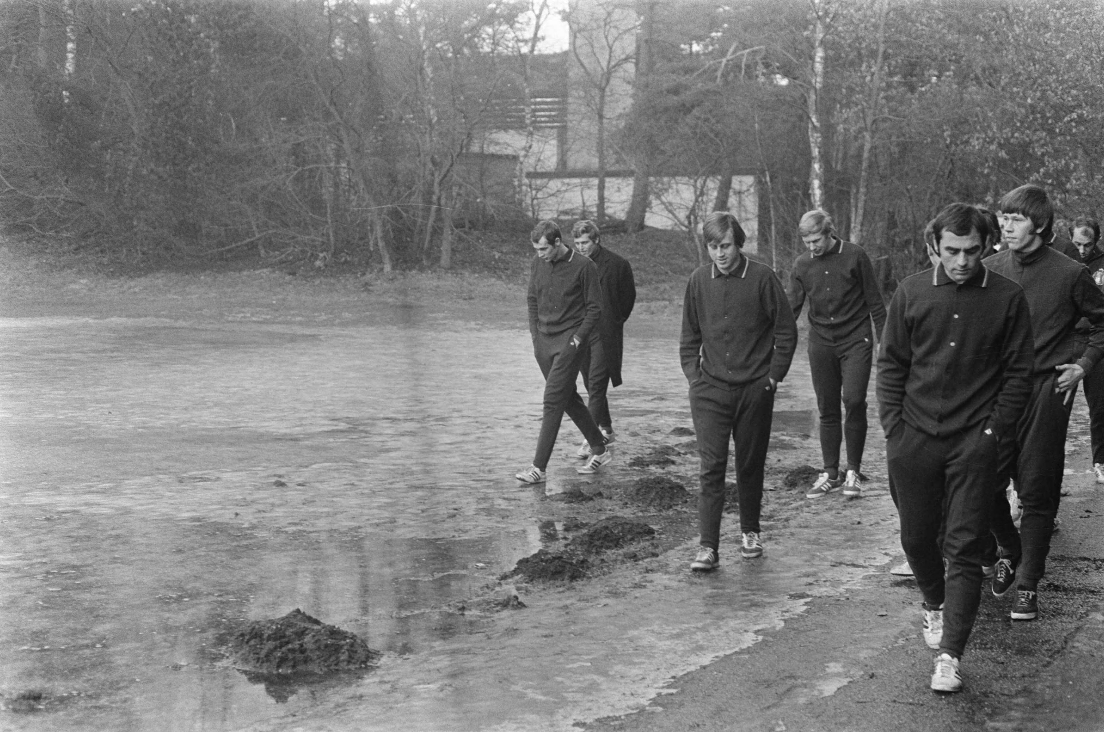 Fotocollectie Anefo — Training Nederlands elftal, dat tegen Engeland zal spelen in KNVB-sportcentrum te Zeist. — Foto: Mieremet, Rob / Anefo. Licentie: Set B: Rechtenvrij / Publiek Domein. Bron: Nationaal Archief. http://hdl.handle.net/10648/ab88af8c-d0b4-102d-bcf8-003048976d84