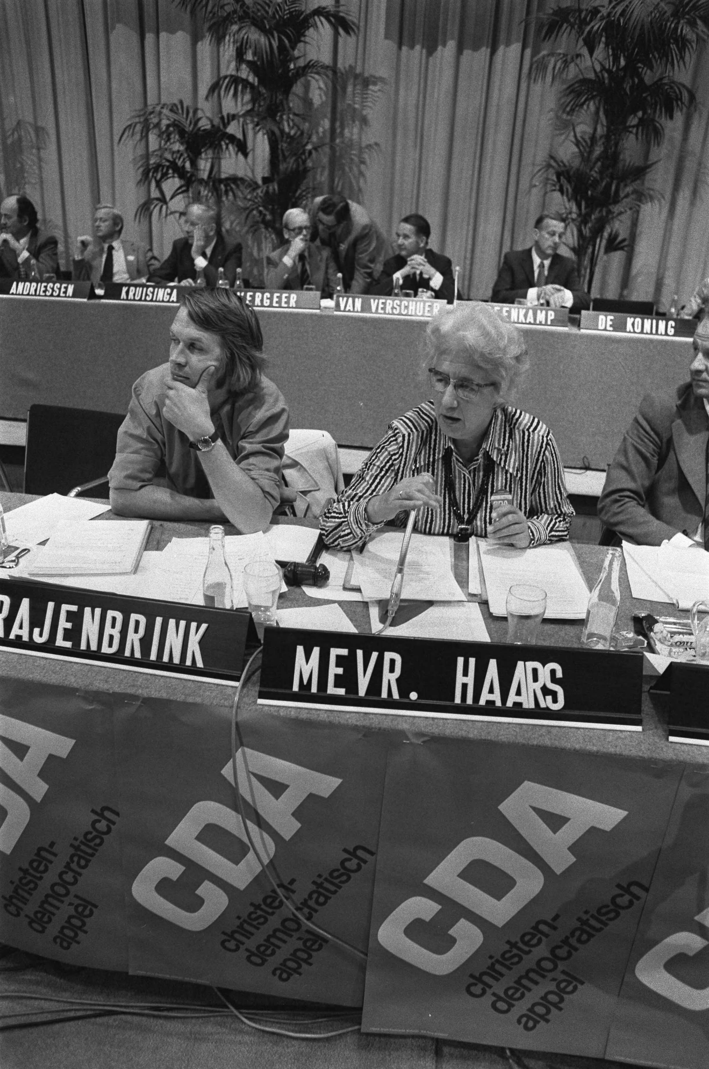Het eerste CDA-congres te Den Haag — Mevrouw Haars — Foto: Mieremet, Rob / Anefo. Licentie: Set B: Rechtenvrij / Publiek Domein. Bron: Nationaal Archief. http://hdl.handle.net/10648/ac707e70-d0b4-102d-bcf8-003048976d84