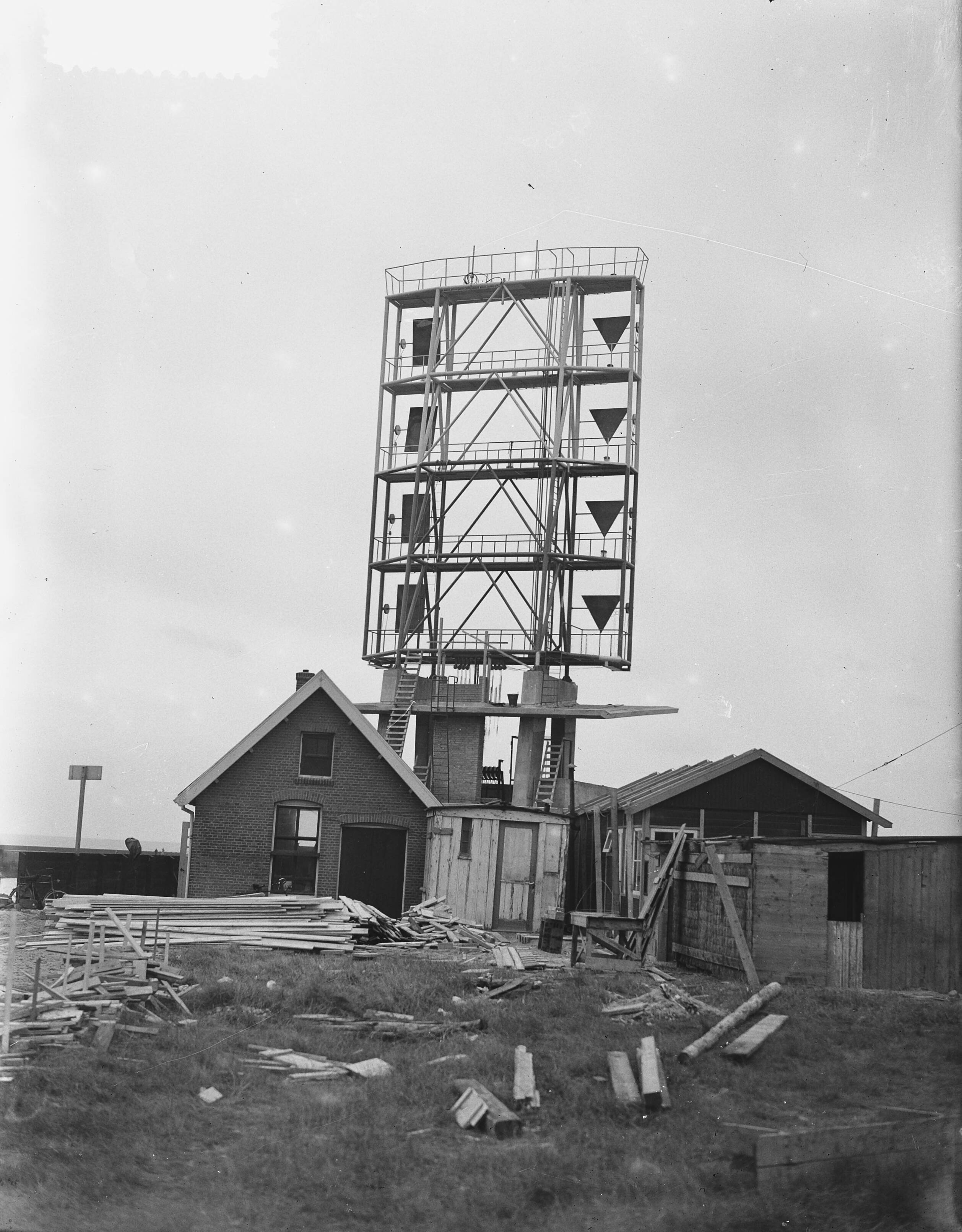 Fotocollectie Anefo — Nieuwe Semafoor in aanbouw te Scheveningen — Foto: Duinen, H. van / Anefo. Licentie: Set B: Rechtenvrij / Publiek Domein. Bron: Nationaal Archief. http://hdl.handle.net/10648/a919ed24-d0b4-102d-bcf8-003048976d84