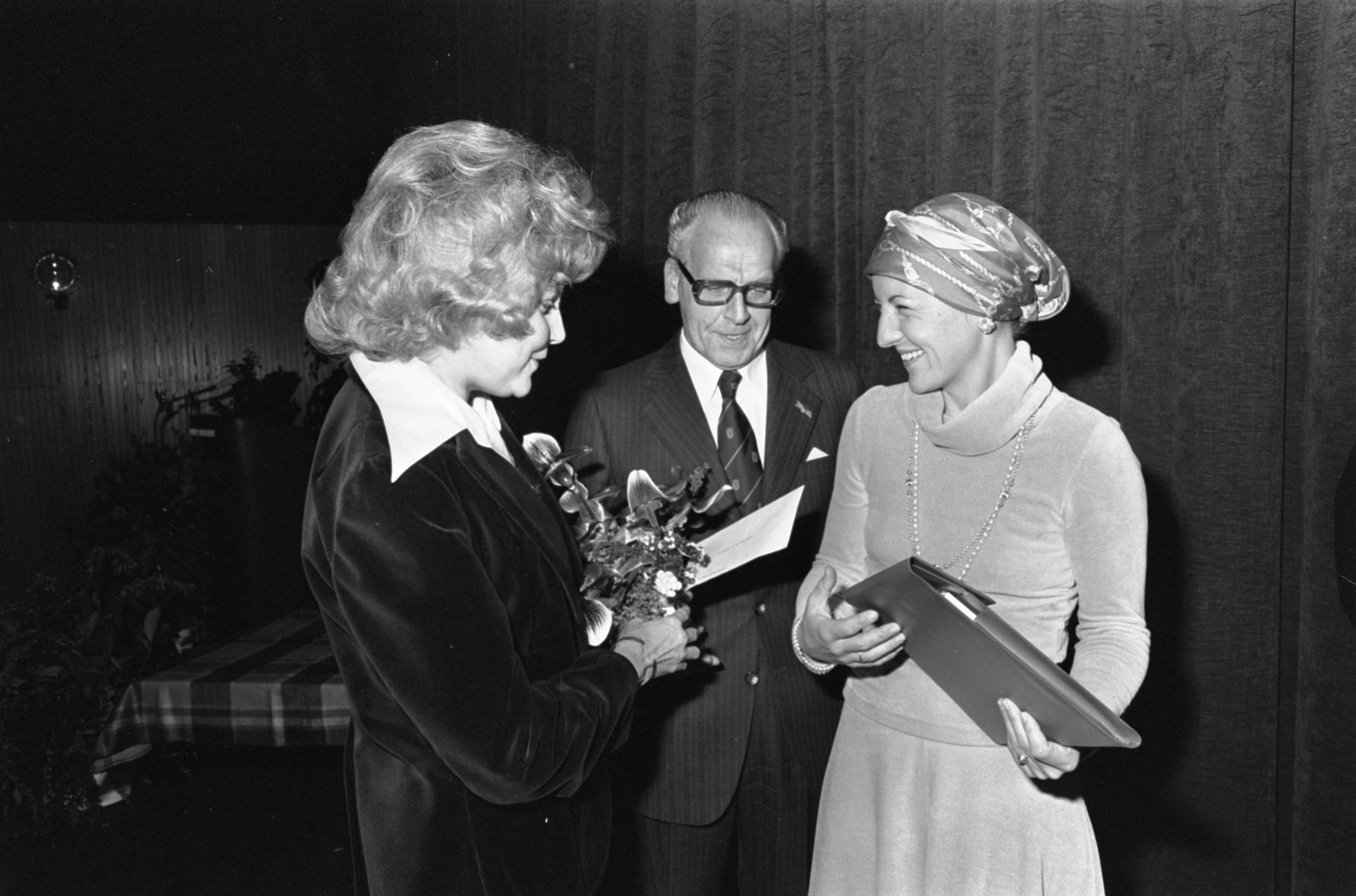 Fotocollectie Anefo — Prinses Margriet woont in Den Haag symposium bij van Rheumabestrijding; Margriet reikt Edaga Stene prijs uit aan mevr. V.d. Tuin Brouwer — Foto: Peters, Hans / Anefo. Licentie: Set B: Rechtenvrij / Publiek Domein. Bron: Nationaal Archief. http://hdl.handle.net/10648/ac8e26a0-d0b4-102d-bcf8-003048976d84