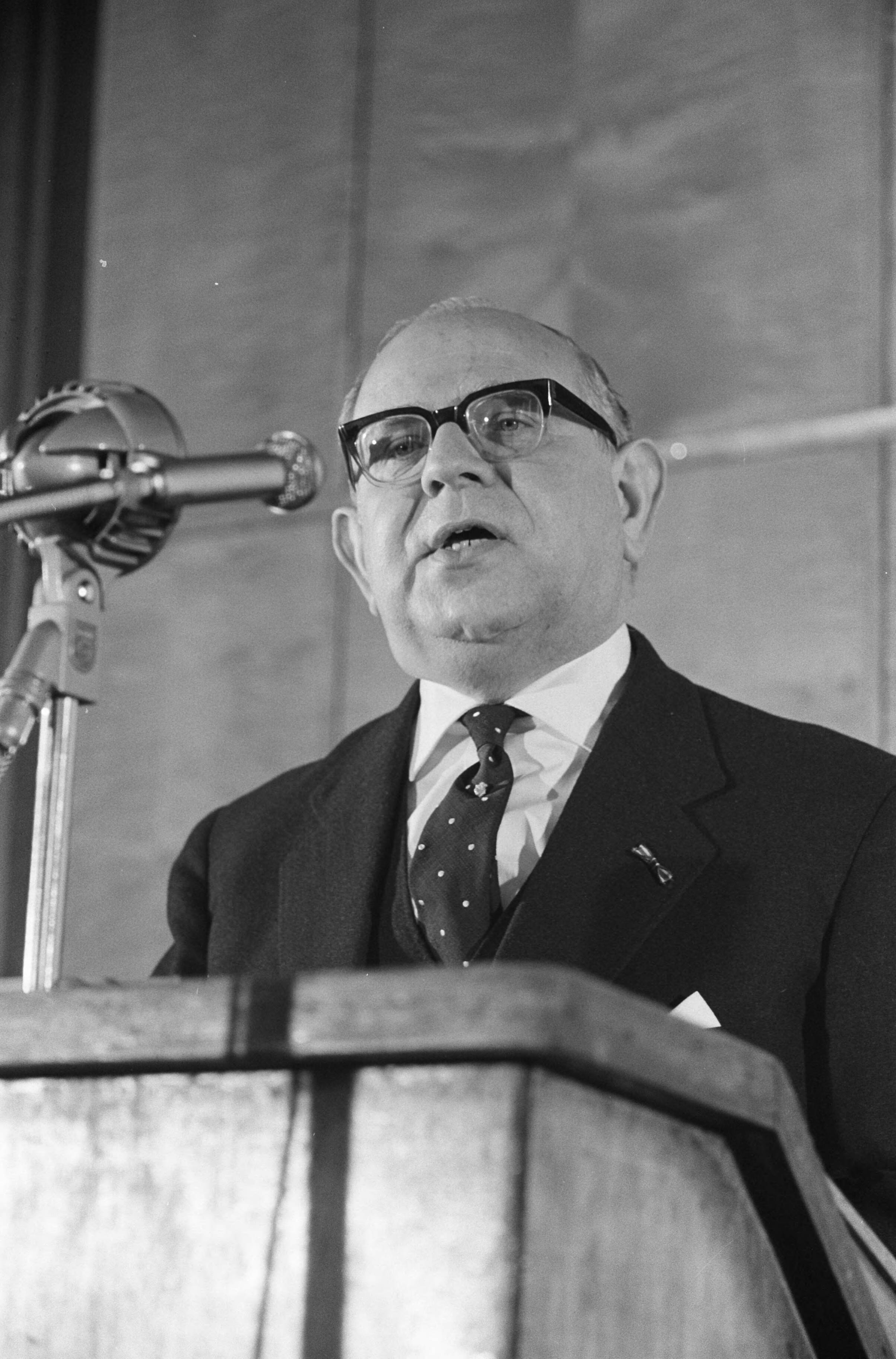 Fotocollectie Anefo — Zesde Nationale Verkeerstechnische leergang van de ANWB te Utrecht. Redevoering van de minister van Verkeer en Waterstaat, H.A. Korthals — Foto: Pot, Harry / Anefo. Licentie: Set B: Rechtenvrij / Publiek Domein. Bron: Nationaal Archief. http://hdl.handle.net/10648/aa006dda-d0b4-102d-bcf8-003048976d84