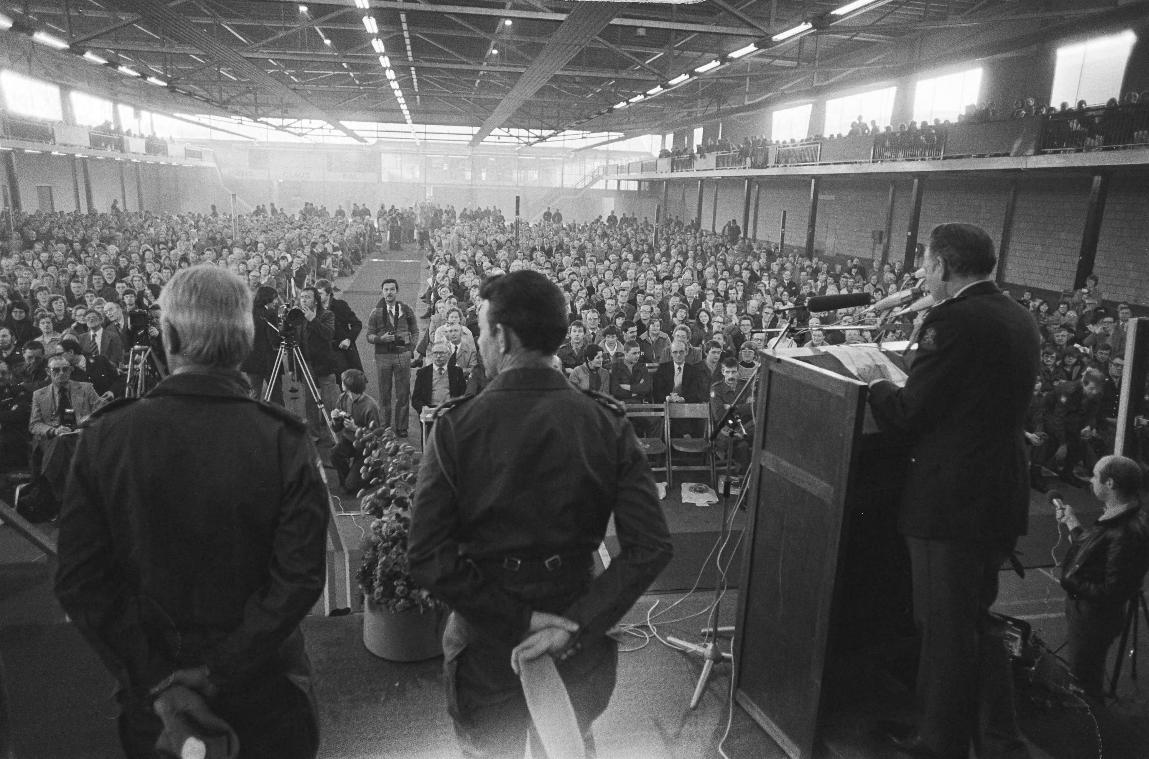 Ouderdag voor VN militairen in Zuidlaren — Ouders en VN militairen, overzicht tijdens een toespraak — Foto: Suyk, Koen / Anefo. Licentie: Set B: Rechtenvrij / Publiek Domein. Bron: Nationaal Archief. http://hdl.handle.net/10648/acc51b92-d0b4-102d-bcf8-003048976d84