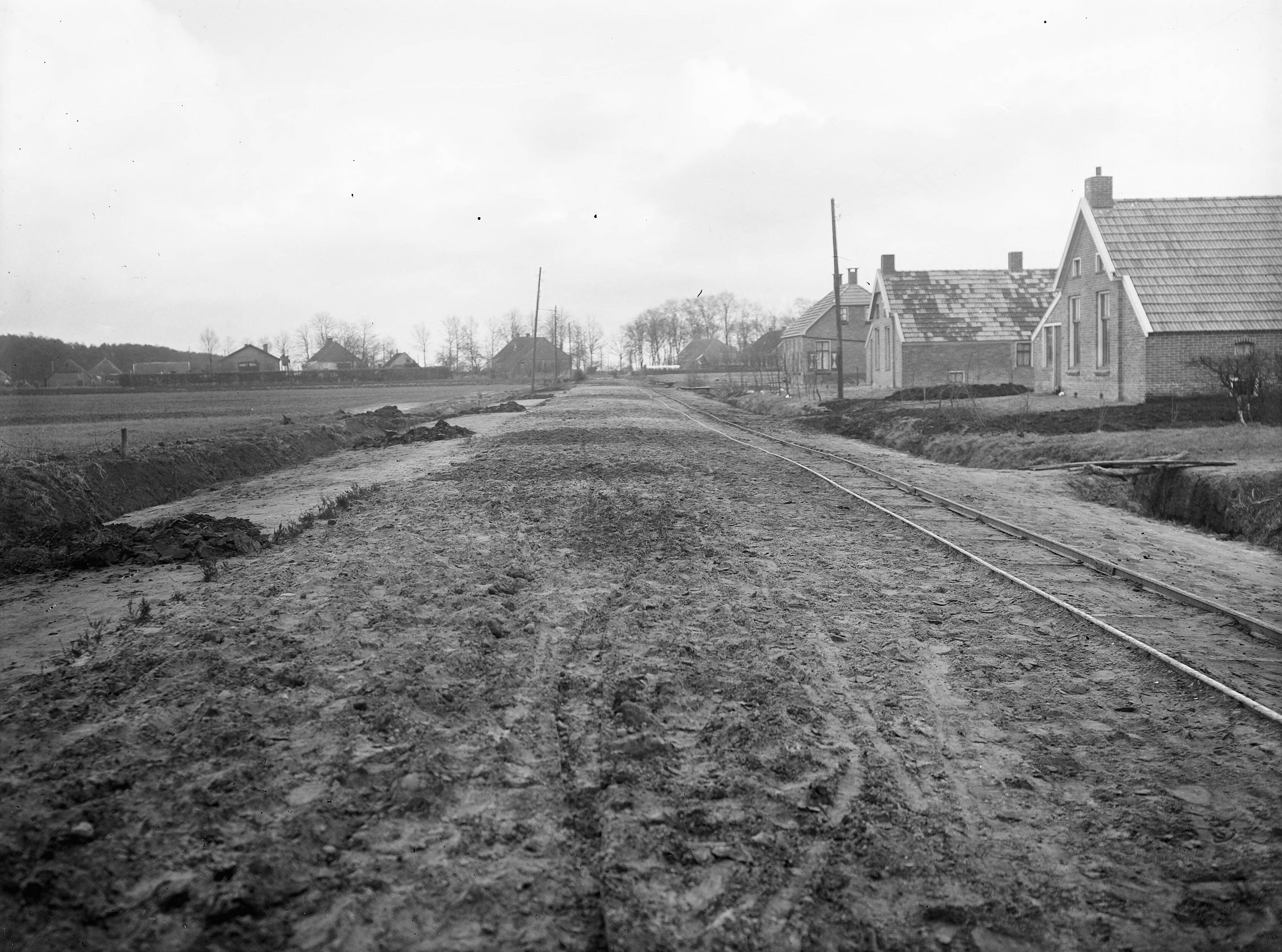 Fotocollectie Nederlandse Heidemaatschappij — Wegenaanleg op de Zwarte Dijk bij Nieuw-Amsterdam — Foto: Fotograaf Onbekend / Heidemij. Licentie: Set B: Rechtenvrij / Publiek Domein. Bron: Nationaal Archief. http://hdl.handle.net/10648/ae41c10a-d0b4-102d-bcf8-003048976d84
