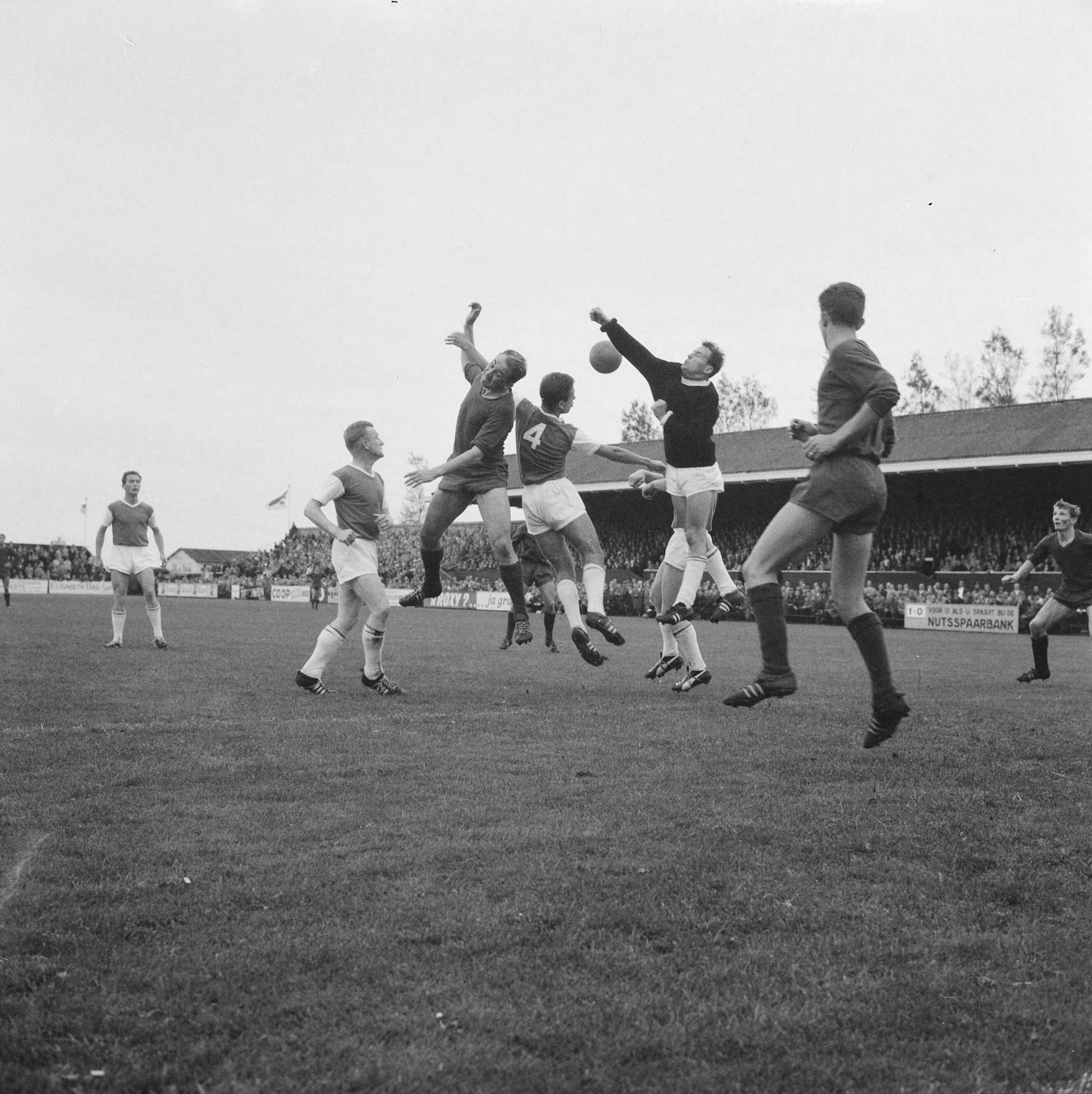 Fotocollectie Anefo — Voetbal. RHC tegen Haarlem 1-1. Spelmoment, RCH keeper Van der Schilden stompt naar de bal, in de lucht Henk Angenent (Haarlem) in duel met een RCH verdediger — Foto: Koch, Eric / Anefo. Licentie: Set B: Rechtenvrij / Publiek Domein. Bron: Nationaal Archief. http://hdl.handle.net/10648/aa197712-d0b4-102d-bcf8-003048976d84