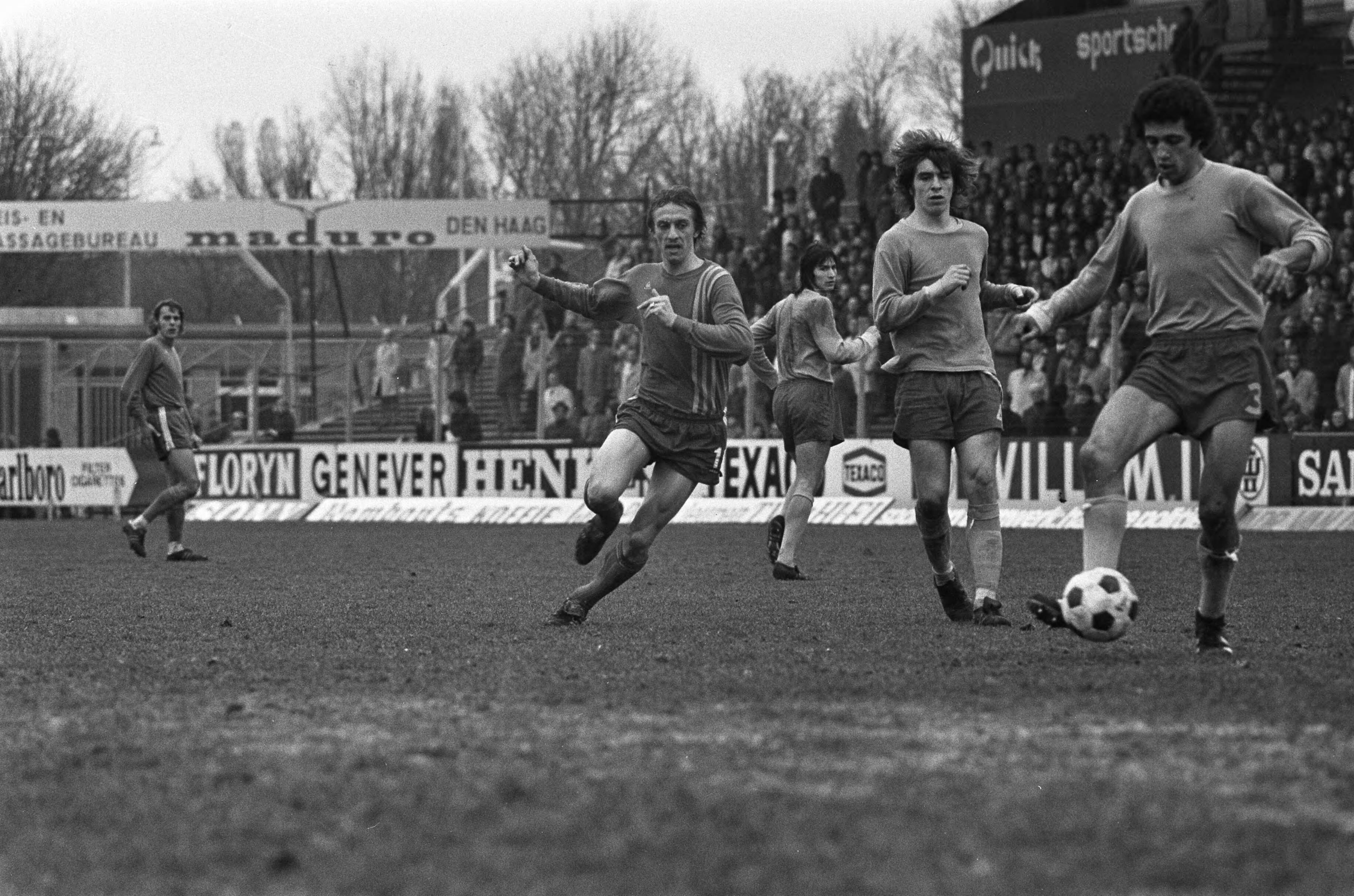 Fotocollectie Anefo — FC Den Haag tegen FC Twente 0-0, spelmoment — Foto: Mieremet, Rob / Anefo. Licentie: Set B: Rechtenvrij / Publiek Domein. Bron: Nationaal Archief. http://hdl.handle.net/10648/ac460a00-d0b4-102d-bcf8-003048976d84