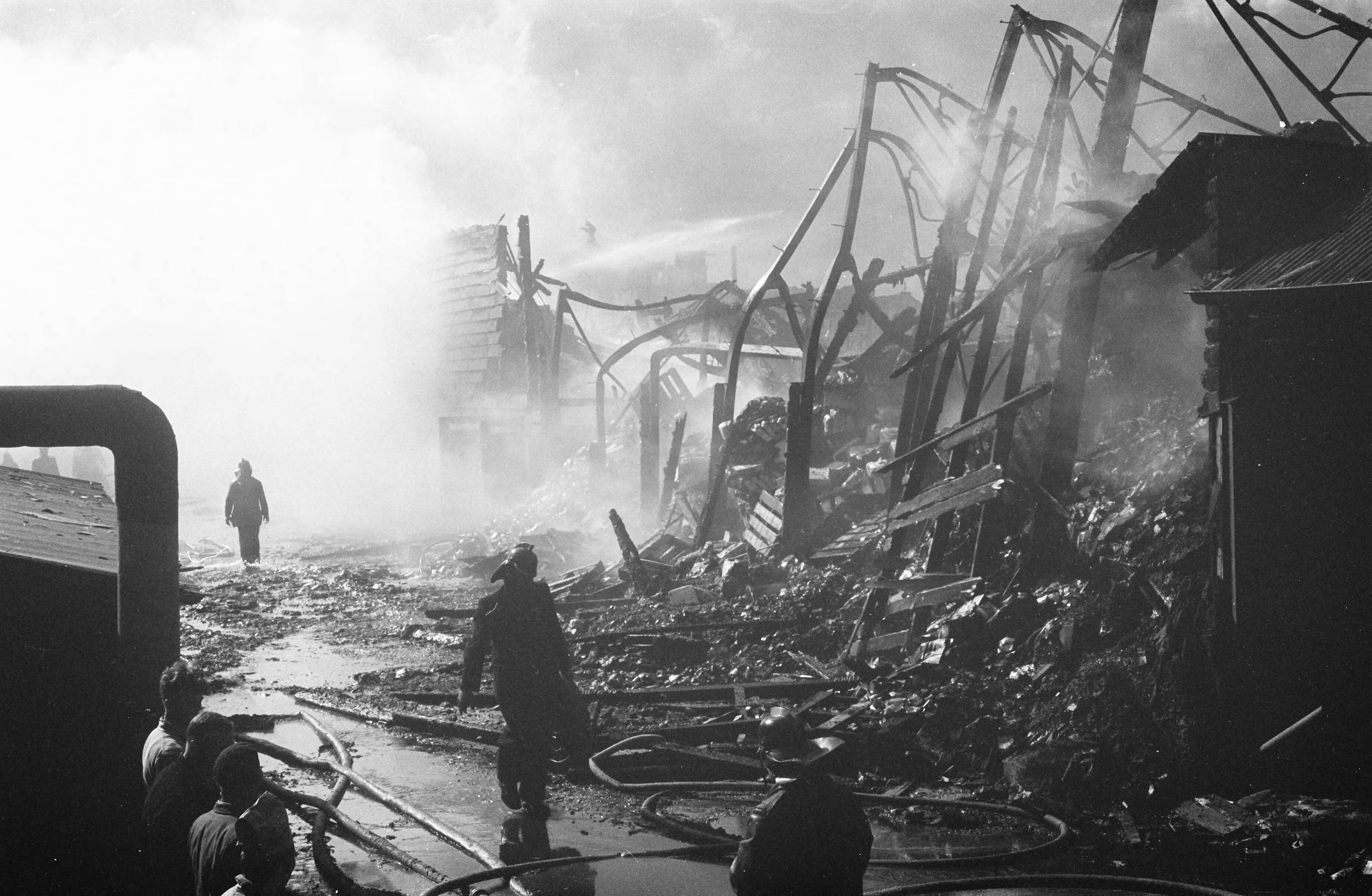 Fotocollectie Anefo — Brand in Wormerveer. Blussingswerkzaamheden — Foto: Pot, Harry / Anefo. Licentie: Set B: Rechtenvrij / Publiek Domein. Bron: Nationaal Archief. http://hdl.handle.net/10648/a9de796e-d0b4-102d-bcf8-003048976d84