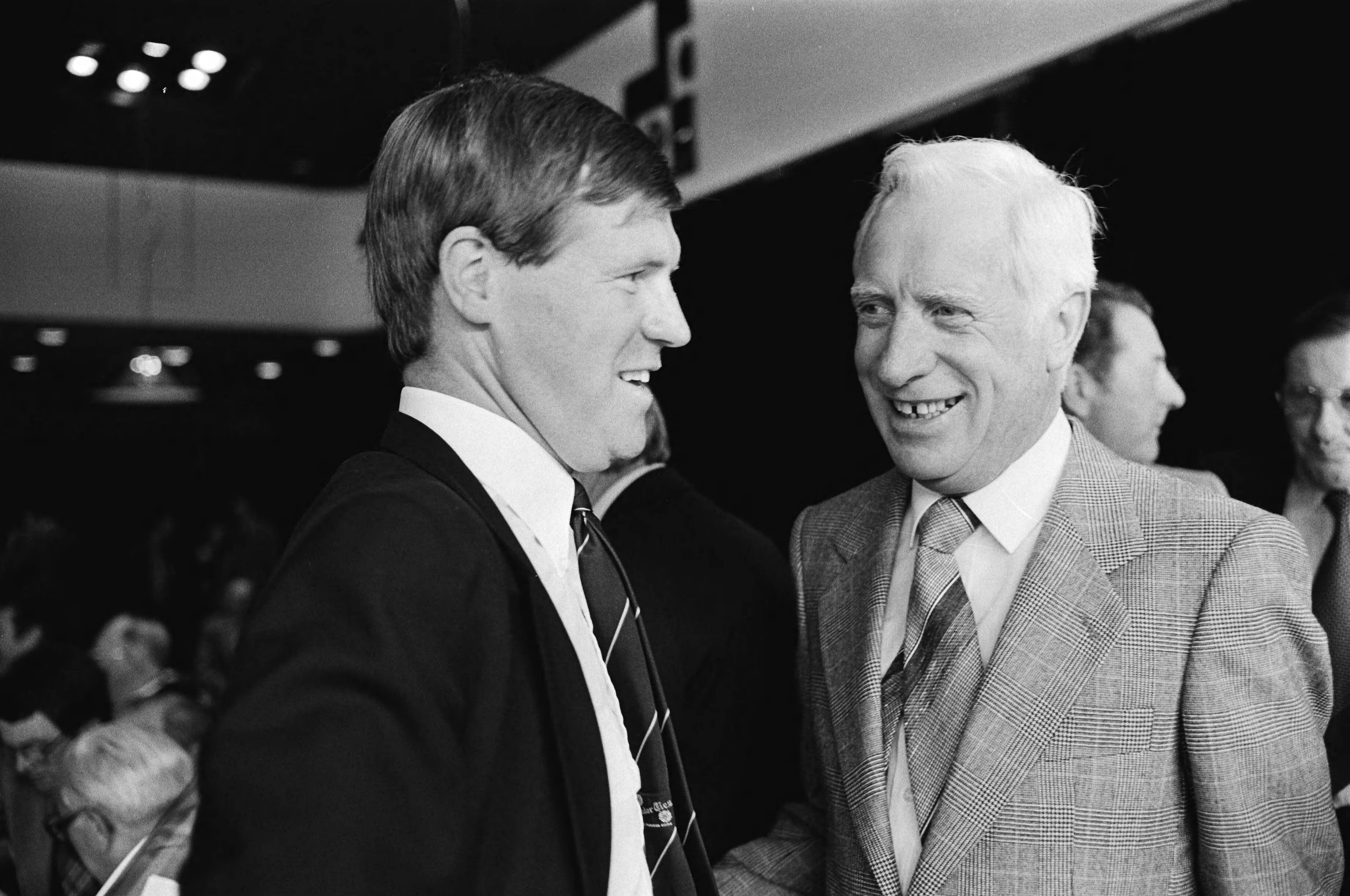 Algemene vergadering betaald voetbal (KNVB) in Zeist — Voorzitter Eric Vilé (links) met Dé Stoop — Foto: Suyk, Koen / Anefo. Licentie: Set B: Rechtenvrij / Publiek Domein. Bron: Nationaal Archief. http://hdl.handle.net/10648/accac72c-d0b4-102d-bcf8-003048976d84