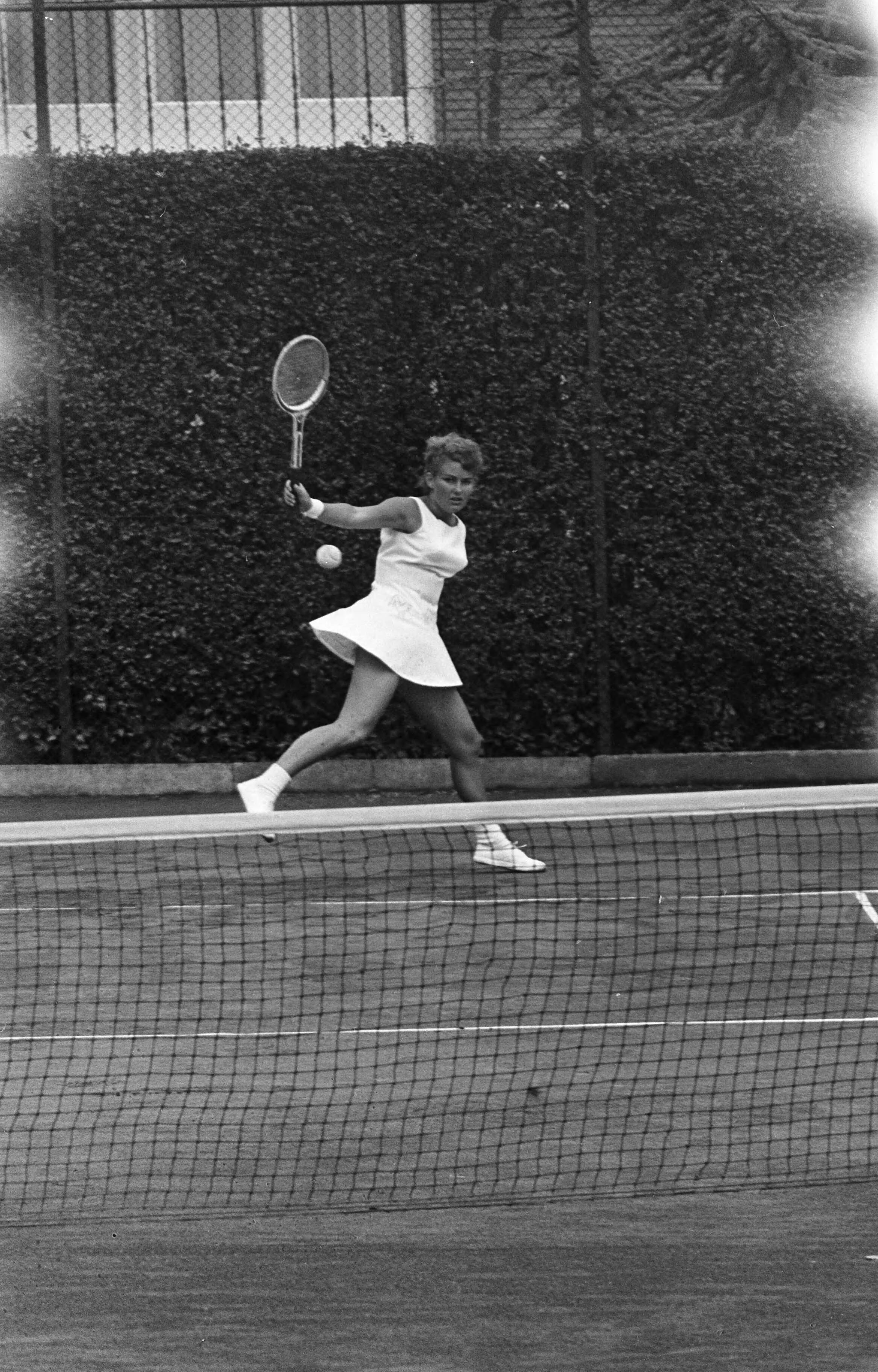Fotocollectie Anefo — Tennis te Hilversum. Lesley Turner in haar kwartfinale wedstrijd tegen Annet van Zijl — Foto: Gelderen, Hugo van / Anefo. Licentie: Set B: Rechtenvrij / Publiek Domein. Bron: Nationaal Archief. http://hdl.handle.net/10648/aa71eff0-d0b4-102d-bcf8-003048976d84