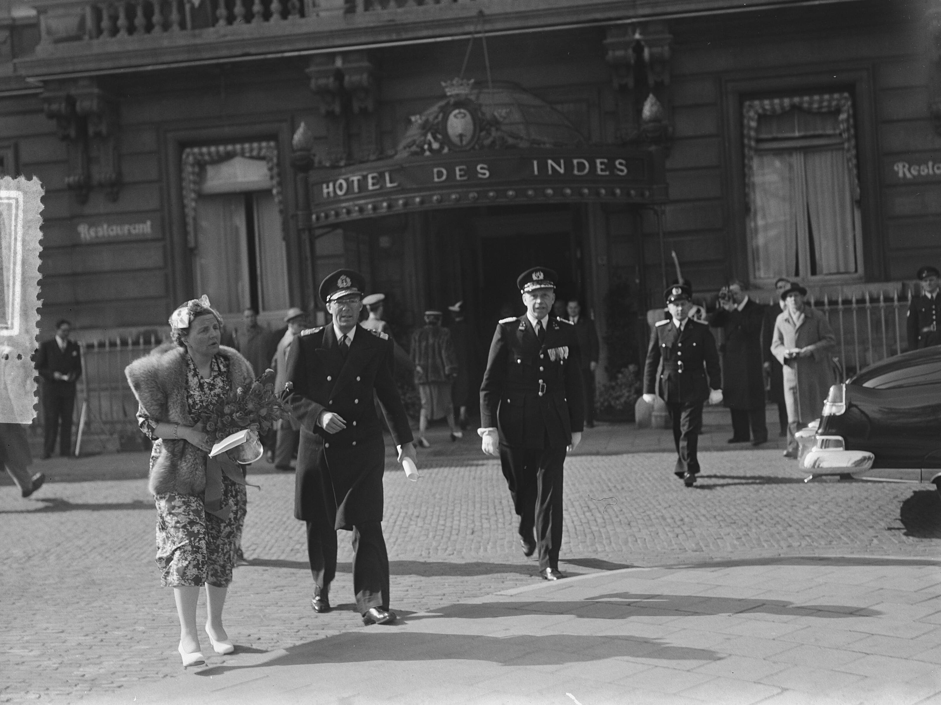 Deens staatsbezoek (1954) — Tweede dag Deens staatsbezoek. Aankomst bij de Deense legatie te Den Haag — Foto: Bilsen, Joop van / Anefo. Licentie: Set B: Rechtenvrij / Publiek Domein. Bron: Nationaal Archief. http://hdl.handle.net/10648/a920ce0a-d0b4-102d-bcf8-003048976d84