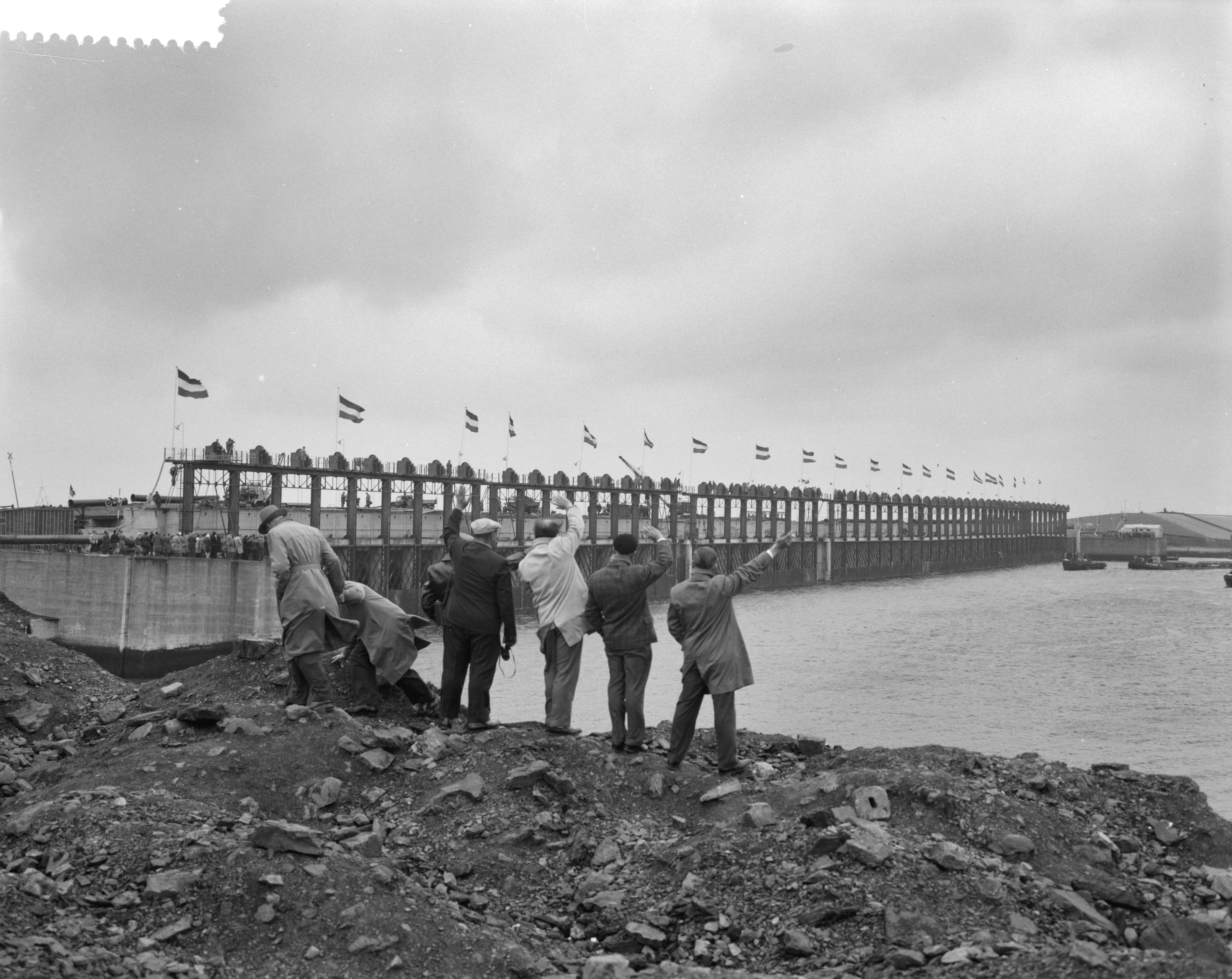 Fotocollectie Anefo — Definitieve sluiting van het Veerse Gat — Foto: Rossem, Wim van / Anefo. Licentie: Set B: Rechtenvrij / Publiek Domein. Bron: Nationaal Archief. http://hdl.handle.net/10648/a9d31718-d0b4-102d-bcf8-003048976d84