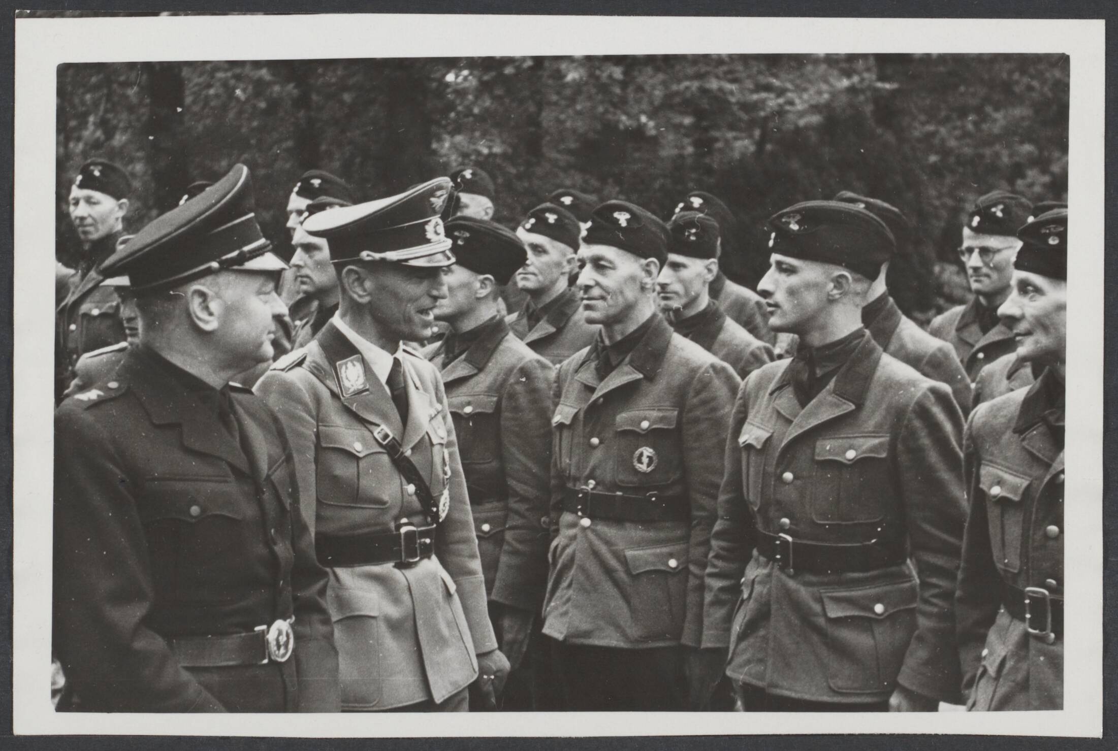N.S.D.A.P. II - Personen — De Korpsführer der NSKK, Erwin Kraus, bracht een bezoek aan de NSKK school te Zeist. De Leider der Nationaal Socialistische Beweging, ir. A.A. Mussert en de Korpsführer tijdens de inspectie van de NSKK mannen — Foto: Hasewinkel / Fotodienst der NSB / Centraal Nederlandsch Fotopersbureau [CNF] (1). Licentie: Set B: Rechtenvrij / Publiek Domein. Bron: Nationaal Archief. http://hdl.handle.net/10648/8d5eaac8-1f02-c26e-de06-5cb7d58f71b8