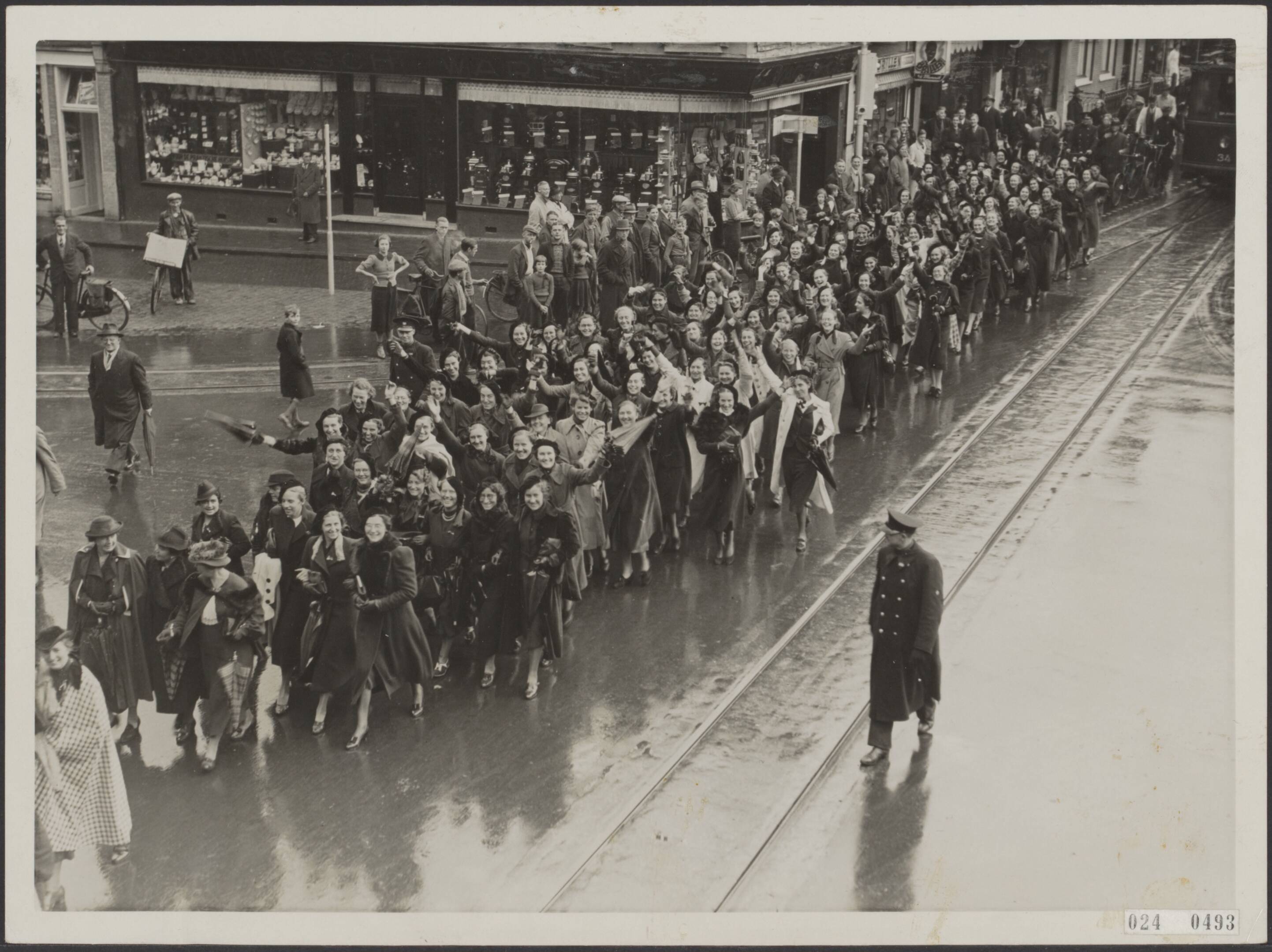 Fotocollectie Elsevier Binnenland — 8e lustrum Groningen. Vrouwelijke studentenvereniging "Magna Pete" — Foto: N.V. Polygoon. Licentie: Set B: Rechtenvrij / Publiek Domein. Bron: Nationaal Archief. http://hdl.handle.net/10648/add7a3ce-d0b4-102d-bcf8-003048976d84