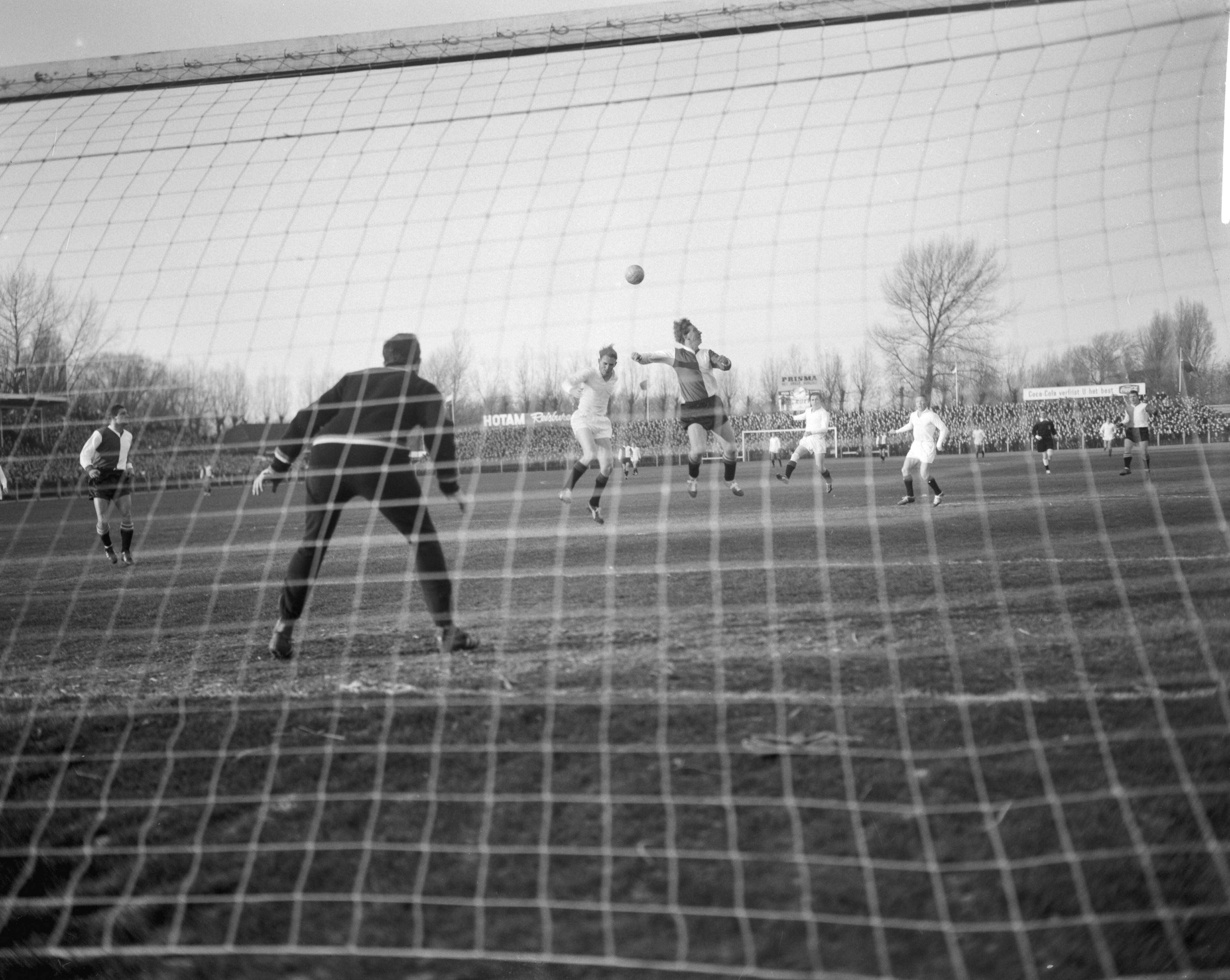 Fotocollectie Anefo — Voetbal. ADO tegen Feijenoord 5-2. Spelmoment voor het doel van Feijenoord. In de goal Eddy Pieters Graafland. Jan Klaassens gaat een luchtduel aan met Carol Schuurman (ADO) — Foto: Bilsen, Joop van / Anefo. Licentie: Set B: Rechtenvrij / Publiek Domein. Bron: Nationaal Archief. http://hdl.handle.net/10648/a9f08d52-d0b4-102d-bcf8-003048976d84
